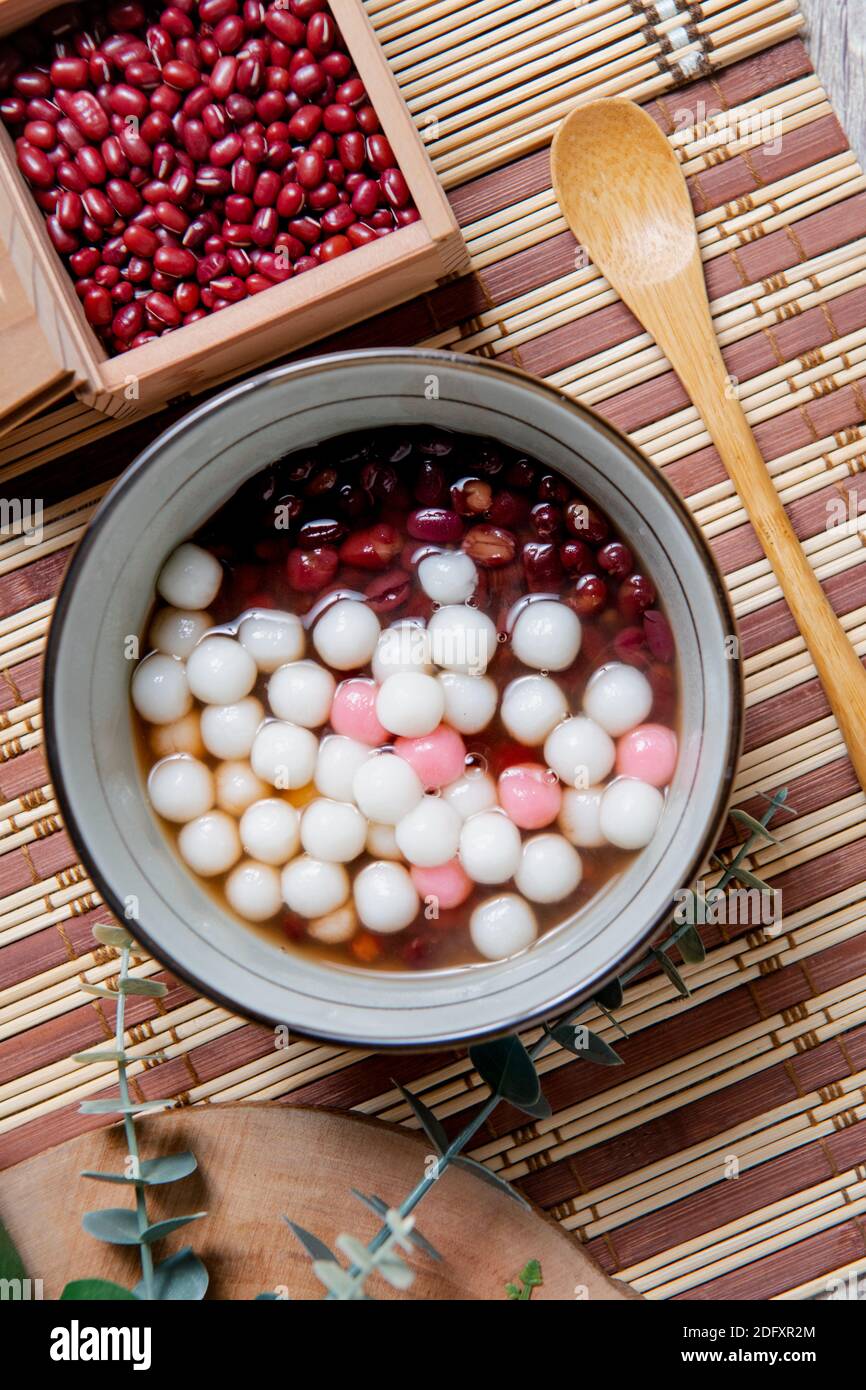 Chinesische klebende Reisbällchen, chinesische werden während (Yuanxiao) serviert Als Dessert auf einem Laternenfest, chinesischer Hochzeitstag Und Wintersonnenwende F Stockfoto