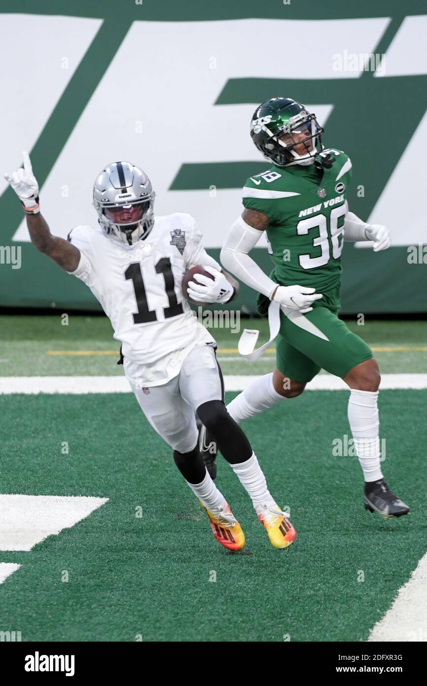 Der Spieler Henry Ruggs III (11) von Las Vegas Raiders feiert, nachdem er einen 46-Yard-Touchdown-Pass erhalten hat, während die Zeit abläuft, als Lamar Jackson (38) von New York Jets während des NFL-Spiels im MetLife Stadium verteidigt. Die Raiders besiegten die Jets 31-28. (Errol Anderson/Image of Sport) Stockfoto