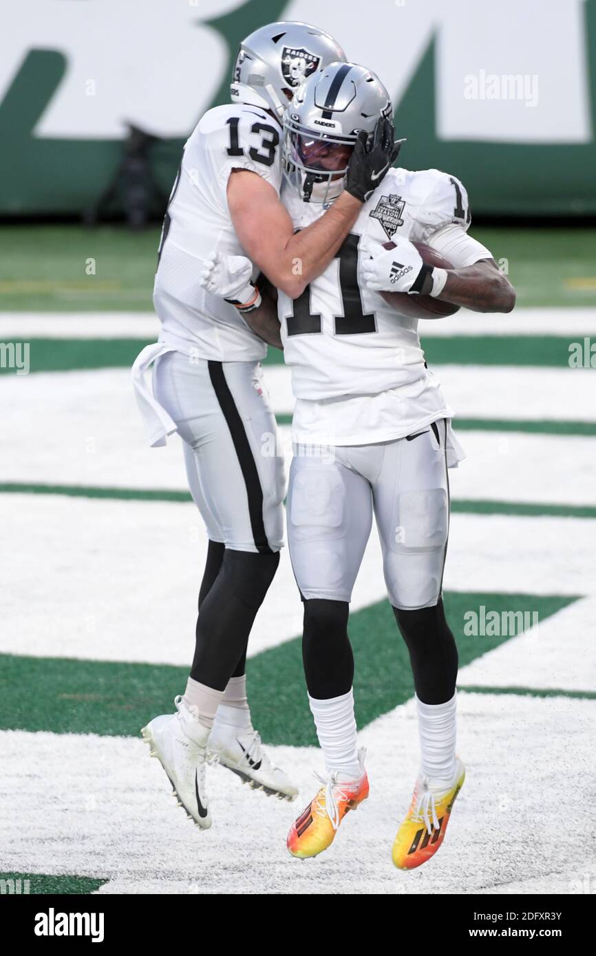 Henry Ruggs III (11) feiert mit dem Spieler Hunter Renfro (13), nachdem er im MetLife Stadium einen 46-Yard-Touchdown-Pass für das letzte Spiel gegen die New Yrok Jets gewonnen hat. Die Raiders besiegten die Jets 31-28. (Errol Anderson/Image of Sport) Stockfoto