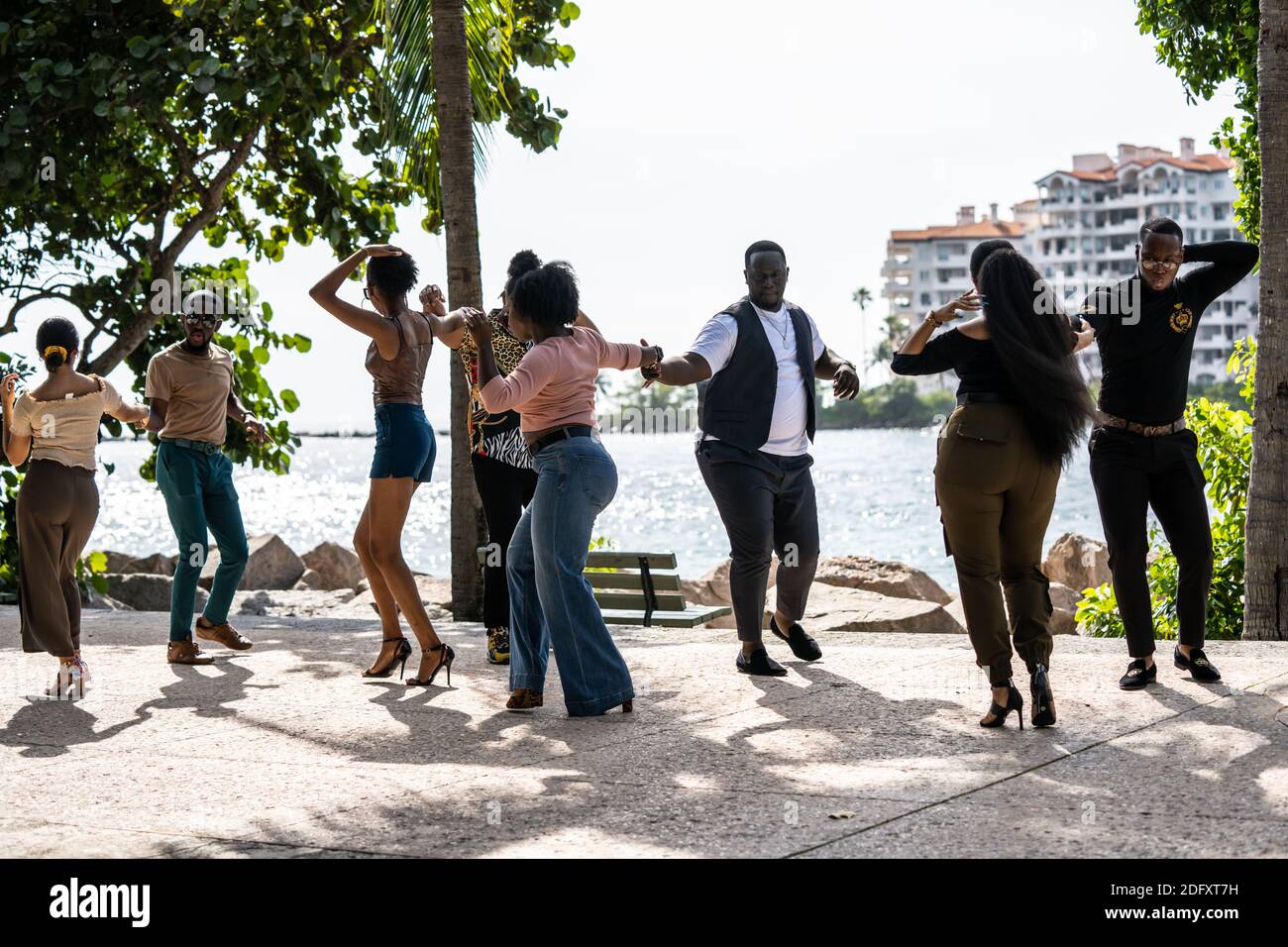 Straßenfotografie Paare tanzen im Park Miami Beach Szene Stockfoto