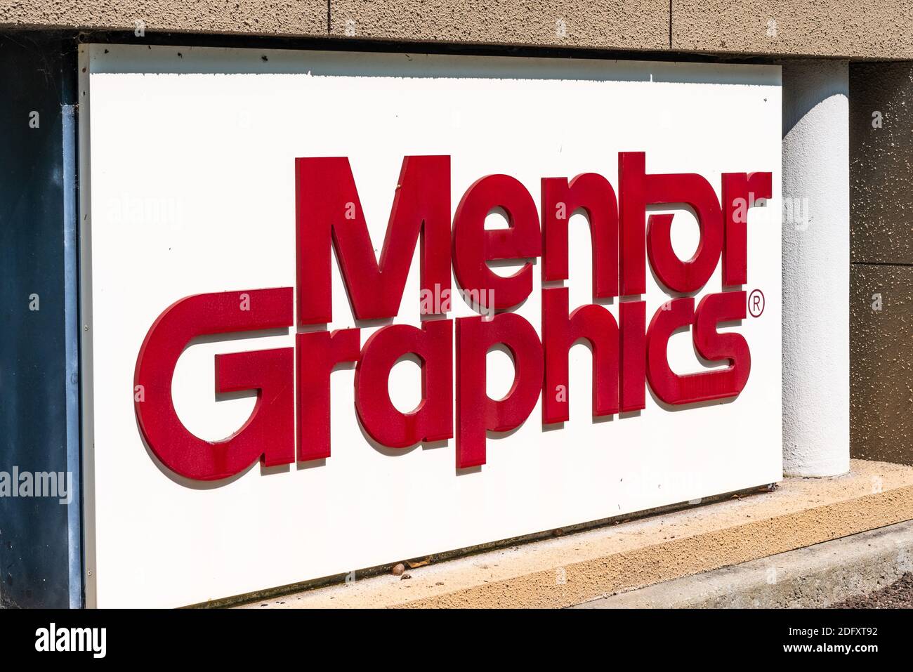 Sep 17, 2020 Fremont / CA / USA - Mentor Graphics Logo am Hauptsitz im Silicon Valley; Mentor Graphics ist ein in den USA ansässiger Elektronikdesign-Automa Stockfoto