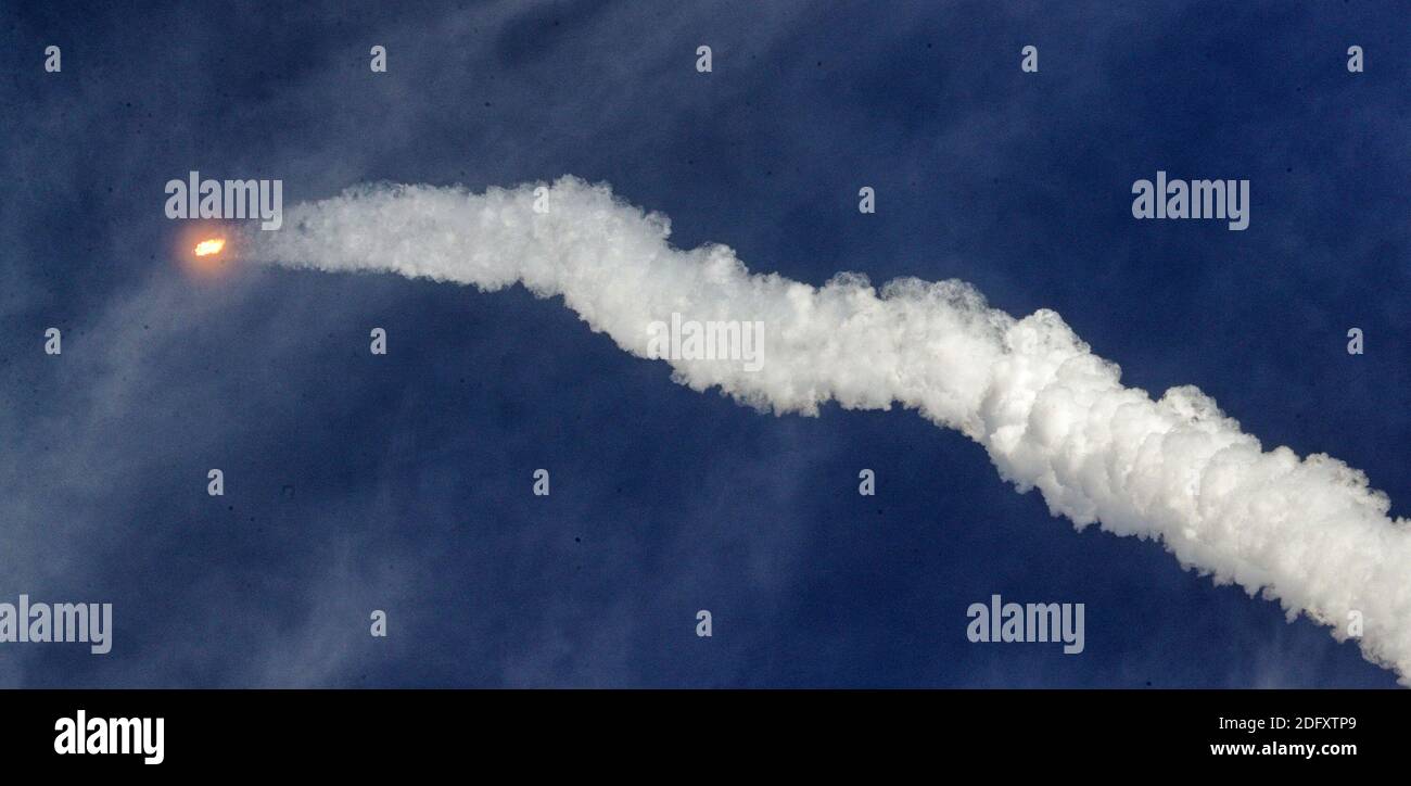 KEIN FILM, KEIN VIDEO, KEIN Fernsehen, KEINE DOKUMENTATION - die SpaceX Falcon 9 Rakete hebt ab vom Kennedy Space Center, Florida, mit der CRS-21 Cargo Dragon 2 Kapsel, Sonntag, 6. Dezember 2020. Auf dem Weg zur Internationalen Raumstation ist es der erste Flug der Dragon 2 Raumsonde in der zweiten Phase des kommerziellen Wiederaufnahmedienstes der NASA. Foto von Joe Burbank/Orlando Sentinel/TNS/ABACAPRESS.COM Stockfoto