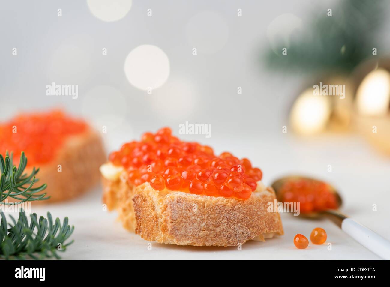 Roter Kaviar kanapieren. Luxuriöser roter Kaviar und Butter auf Baguette-Brot Stockfoto