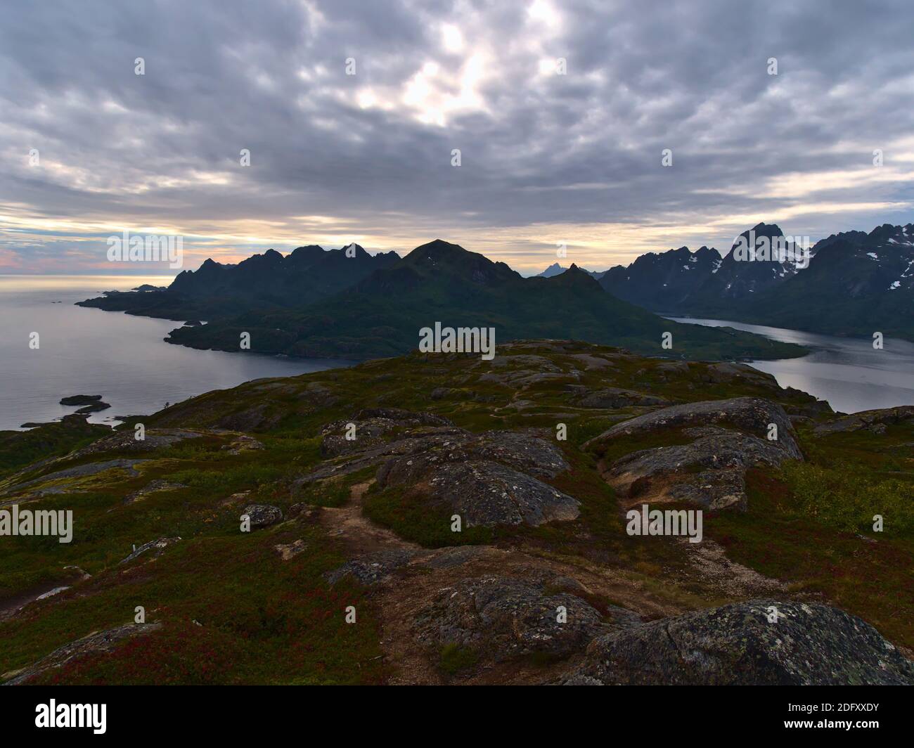 Schöne Panoramasicht auf die zerklüfteten Berge von Stormolla und Austvågøya Inseln mit norwegischem Meer vom Keiserwarden Gipfel in der Nähe von Digermulen. Stockfoto