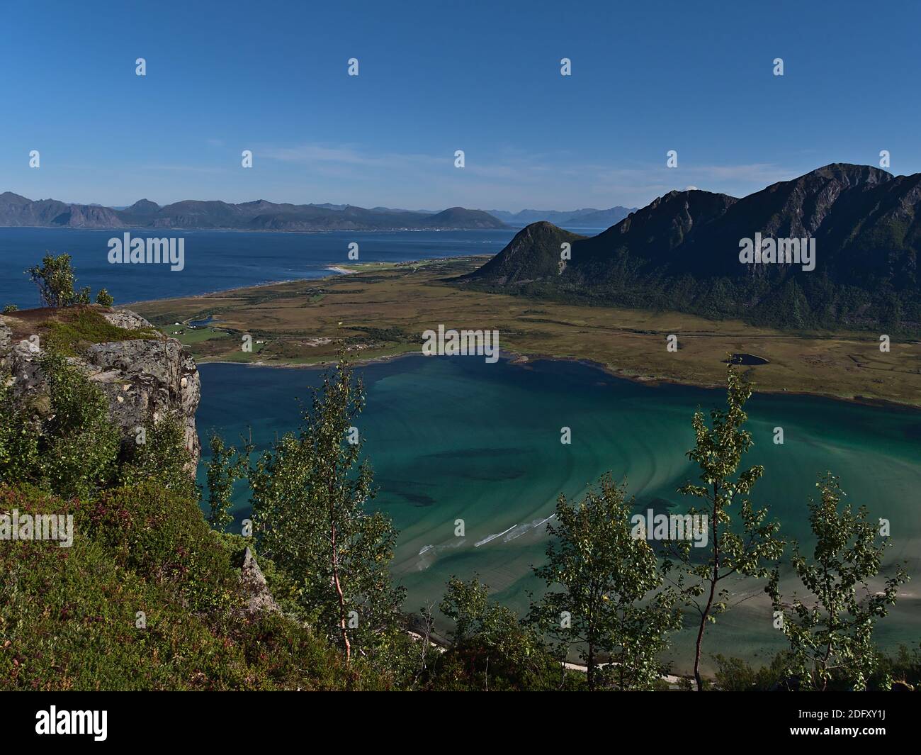 Atemberaubender Panoramablick auf den Fjord Grunnførfjorden mit seichtem blauem und türkisfarbenem Wasser an der Nordküste der Insel Austvågøya, Lofoten. Stockfoto