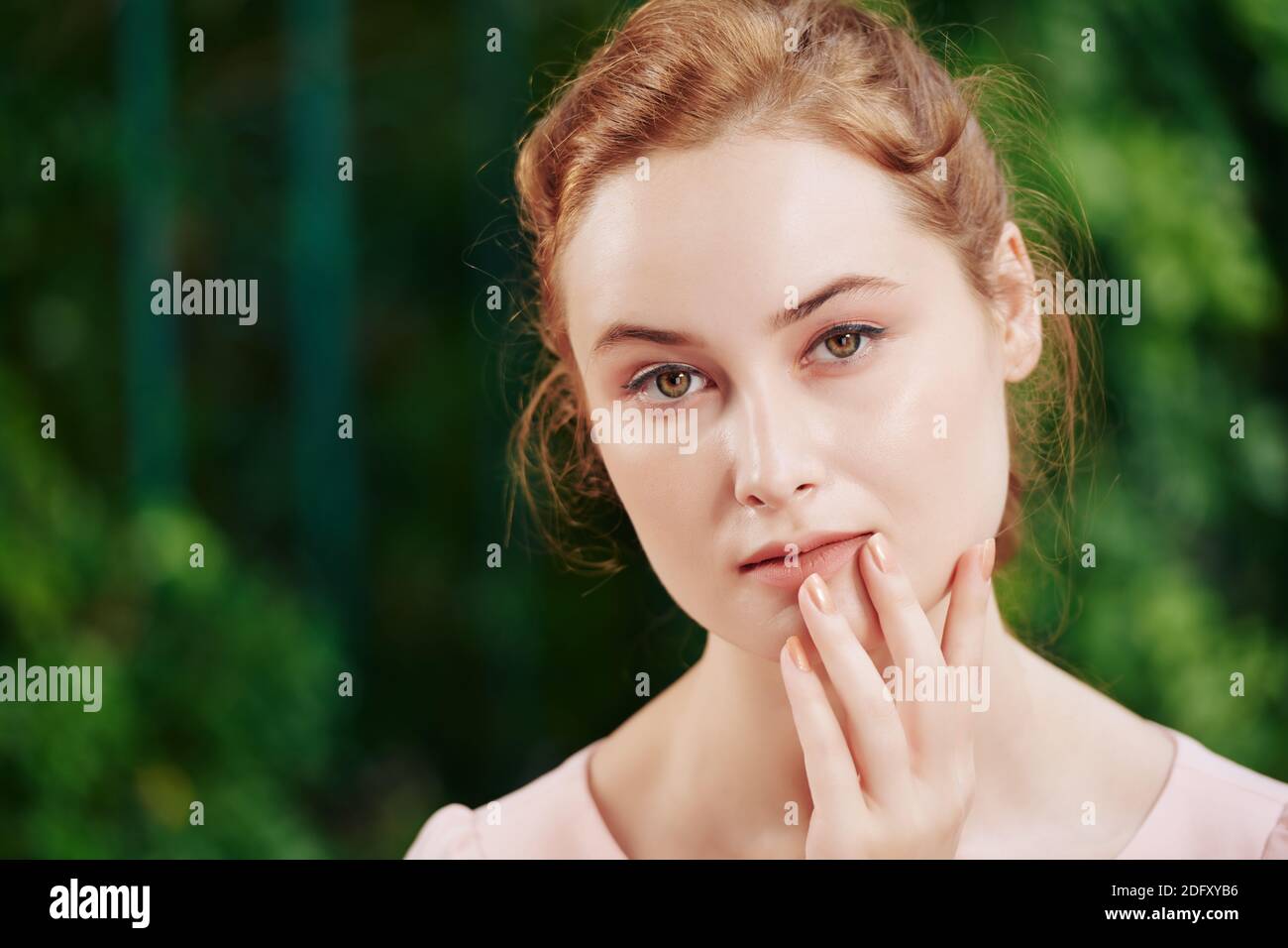 Nachdenkliche schöne Frau Stockfoto