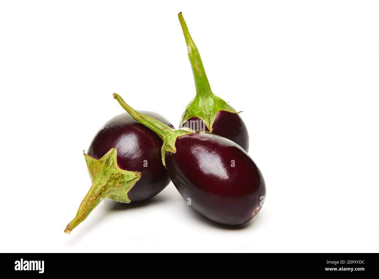 Frische Auberginen Nahaufnahme auf weißem Hintergrund Stockfoto