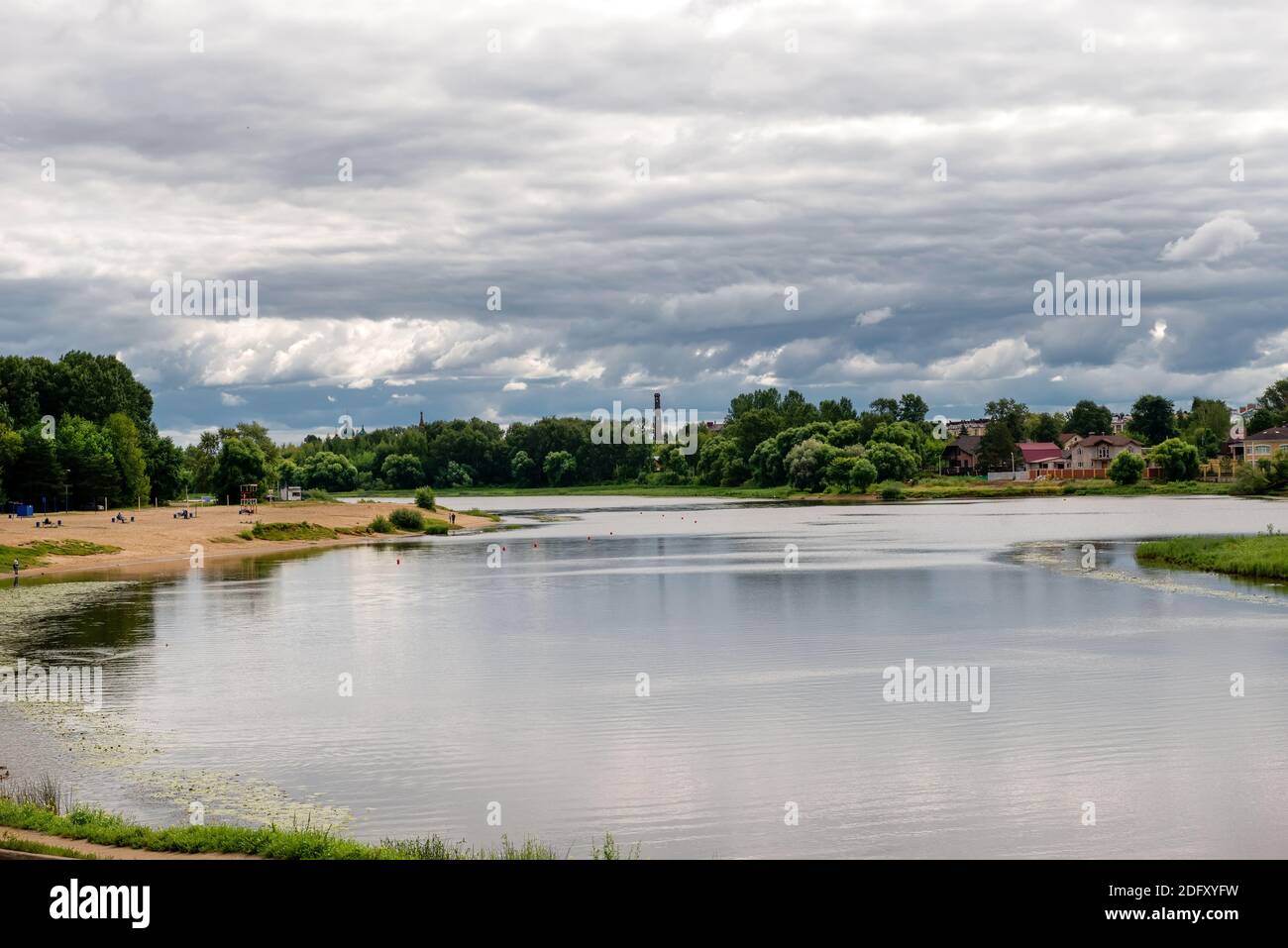 Stadtstrand am Fluss Kotorosl an einem bewölkten Tag, Jaroslavl Stockfoto