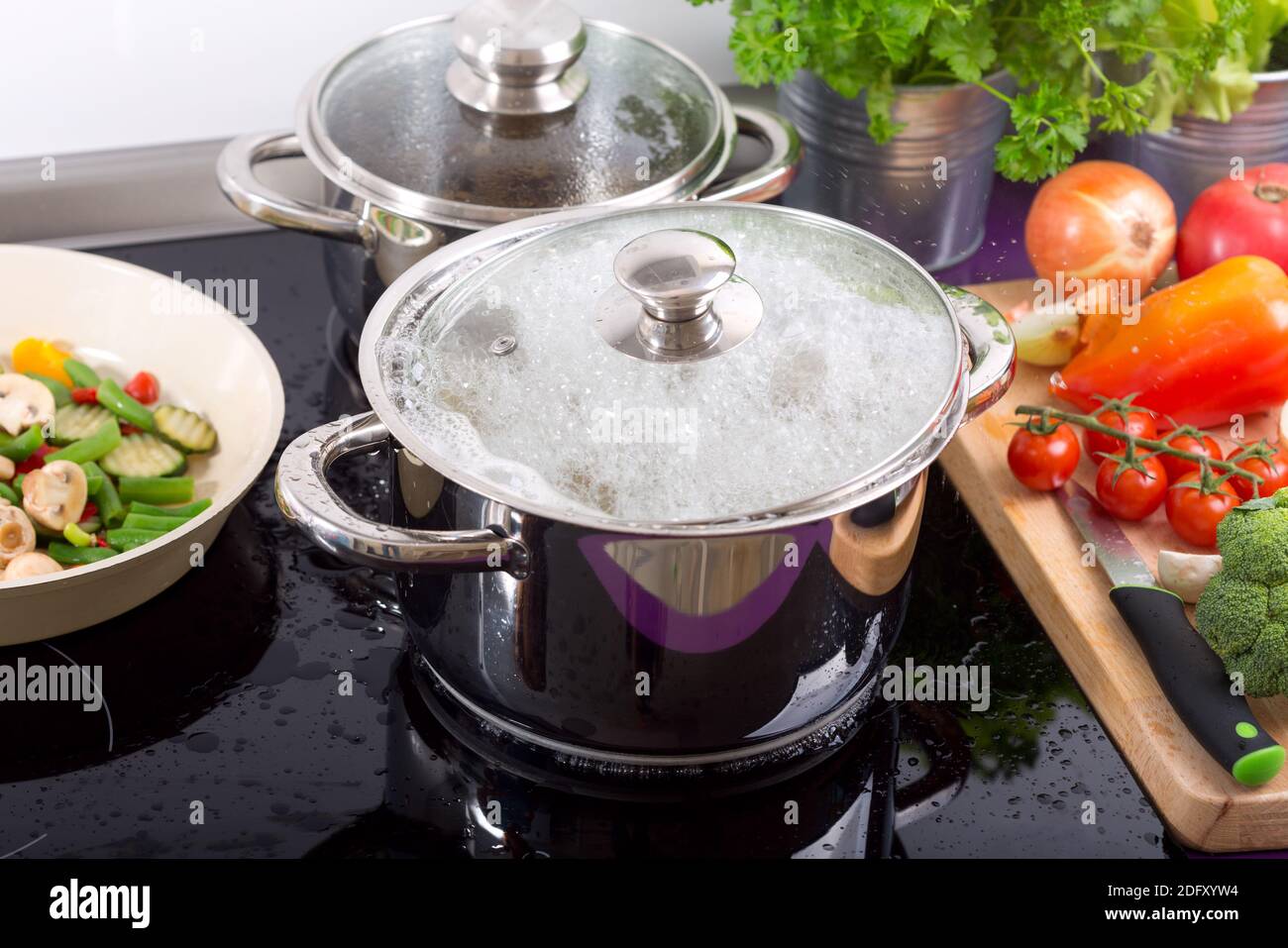 Pfanne kochendes Wasser mit Spaghetti auf dem Herd in Die Küche Stockfoto