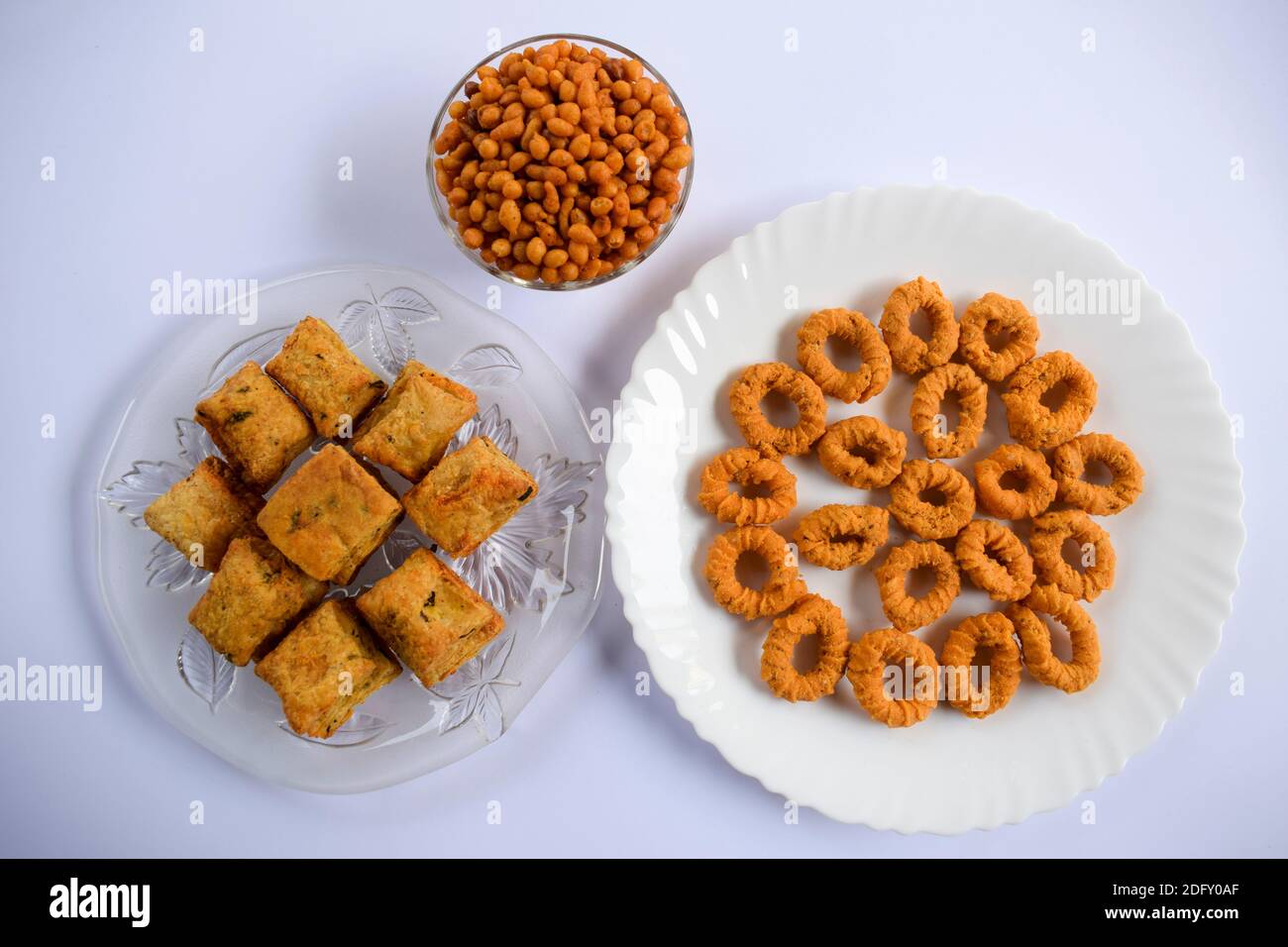 südindische Snacks werden serviert. Masala namkeen Khaari mit salzig würzigen kara boondi und Ring Murukku Chegodil oder kodabale Stockfoto