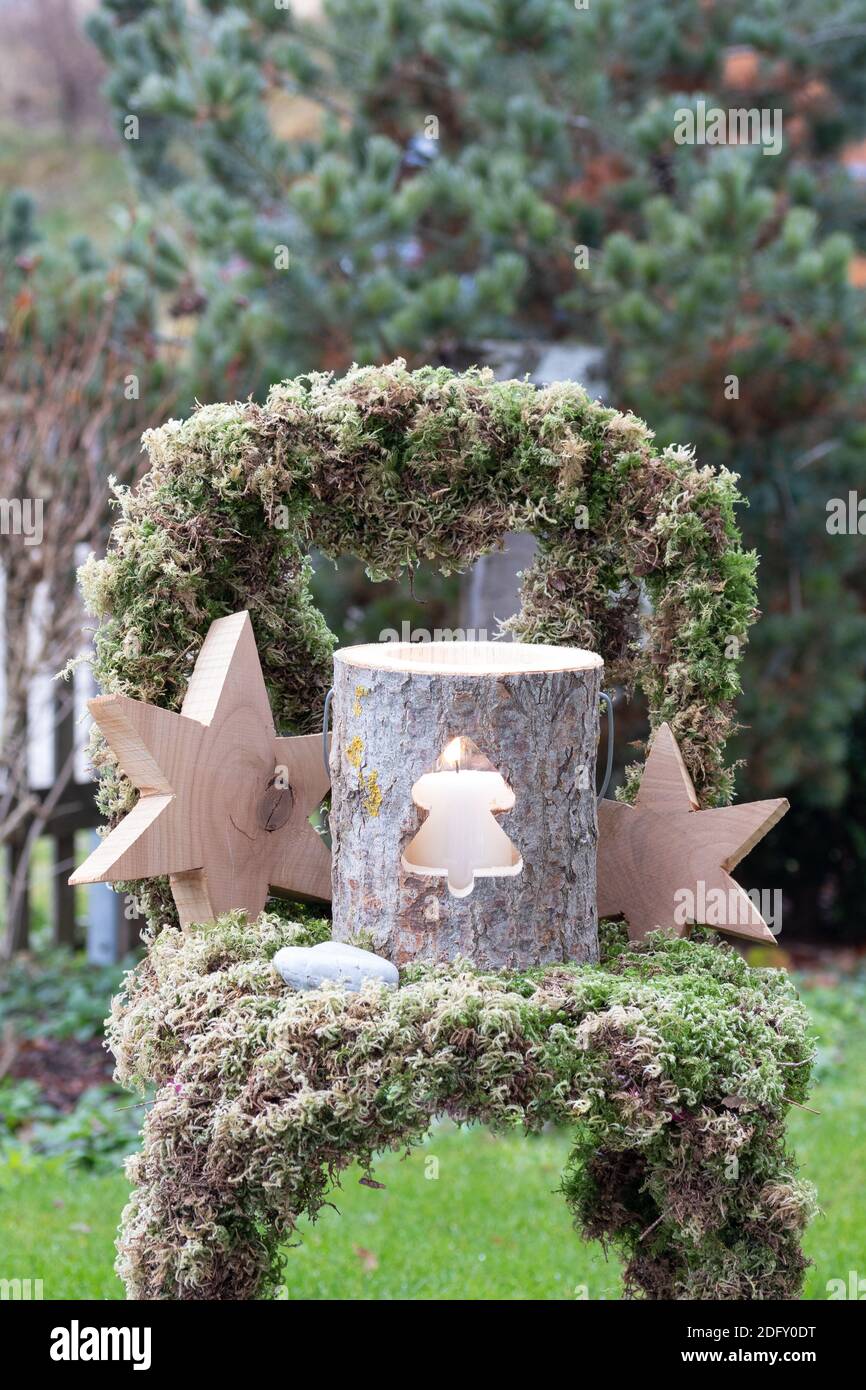 weihnachtliche Gartendekoration mit Holzlaterne und Sternen auf Moos Stuhl  Stockfotografie - Alamy