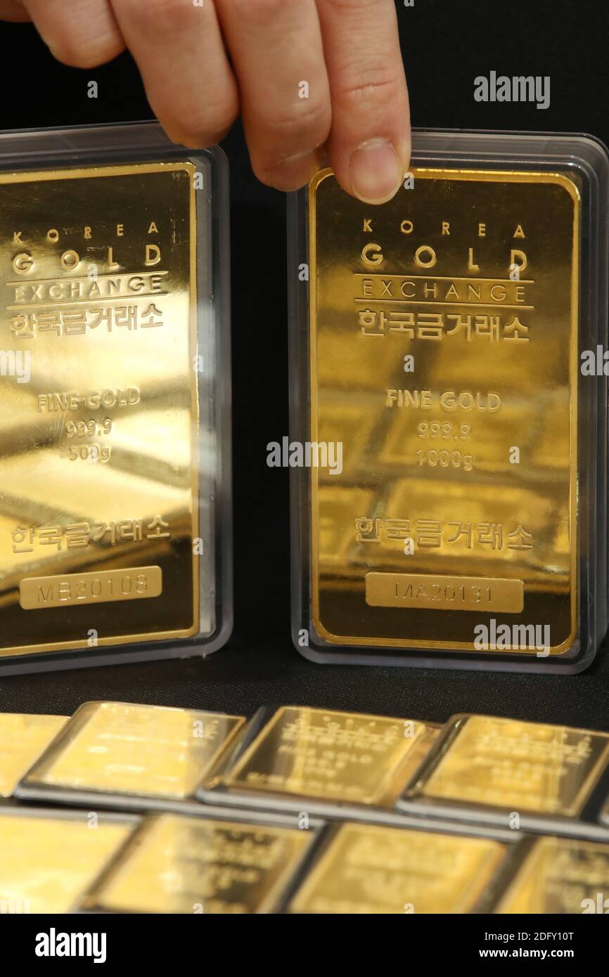 Dezember 2020. Goldpreis nach unten 20 prozent in 5 Monaten EIN Offizieller  der Korea Gold Exchange zeigt Goldbarren an der Börse in Seoul am 7.  Dezember 2020. Ein Gramm Gold wurde an