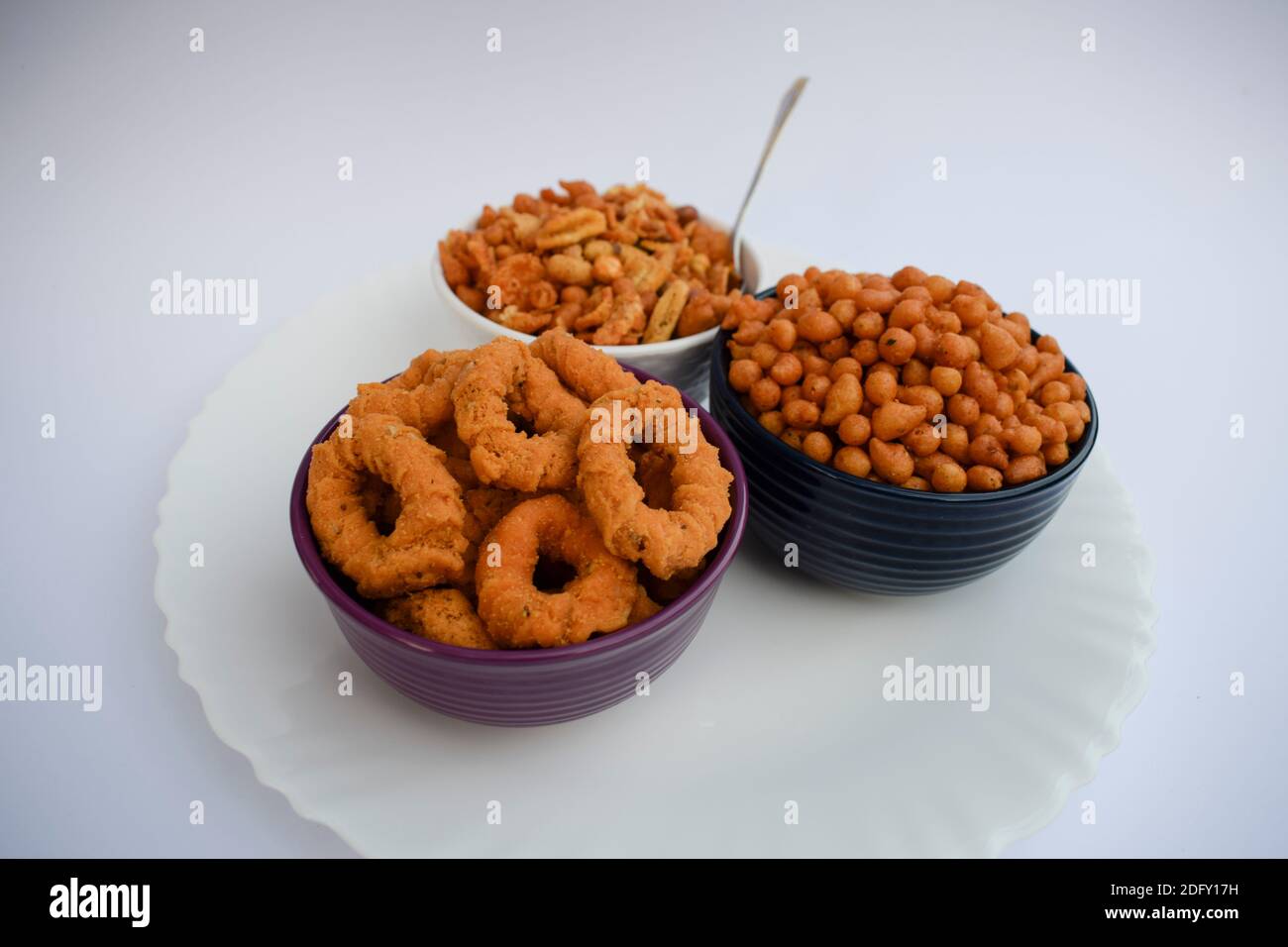 Ring Murukku oder Chegodil frittierte südindische Speisen Snack Artikel Küche in Schalen serviert. Andhra würzige Mischung und Kara boondi im Hintergrund. Chekodi Stockfoto