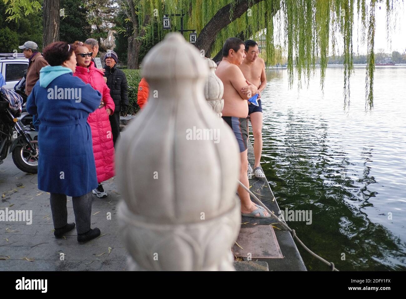 --FILE--Winterschwimmen Enthusiasten, die eine Gruppe von Kriegern in Badeanzügen und Badehosen sind schwimmen in Shichahai in Xicheng Bezirk, Peking, China Stockfoto