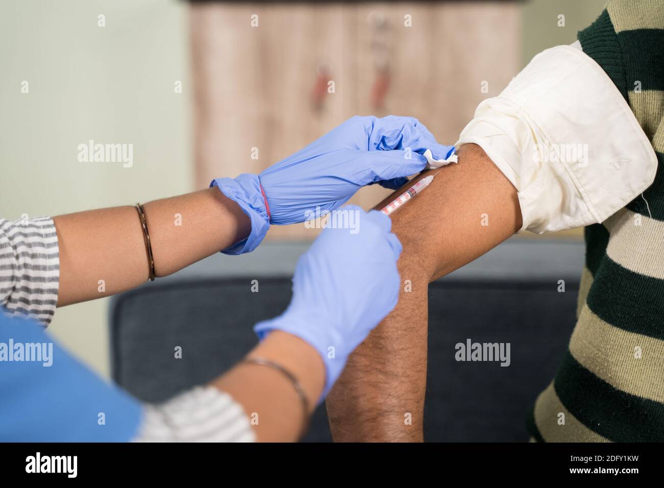 Nahaufnahme eines Arztes, der einen Impfschuss macht Die Schulter des Patienten zu Hause - Konzept von zu Hause Integritätsprüfung Stockfoto