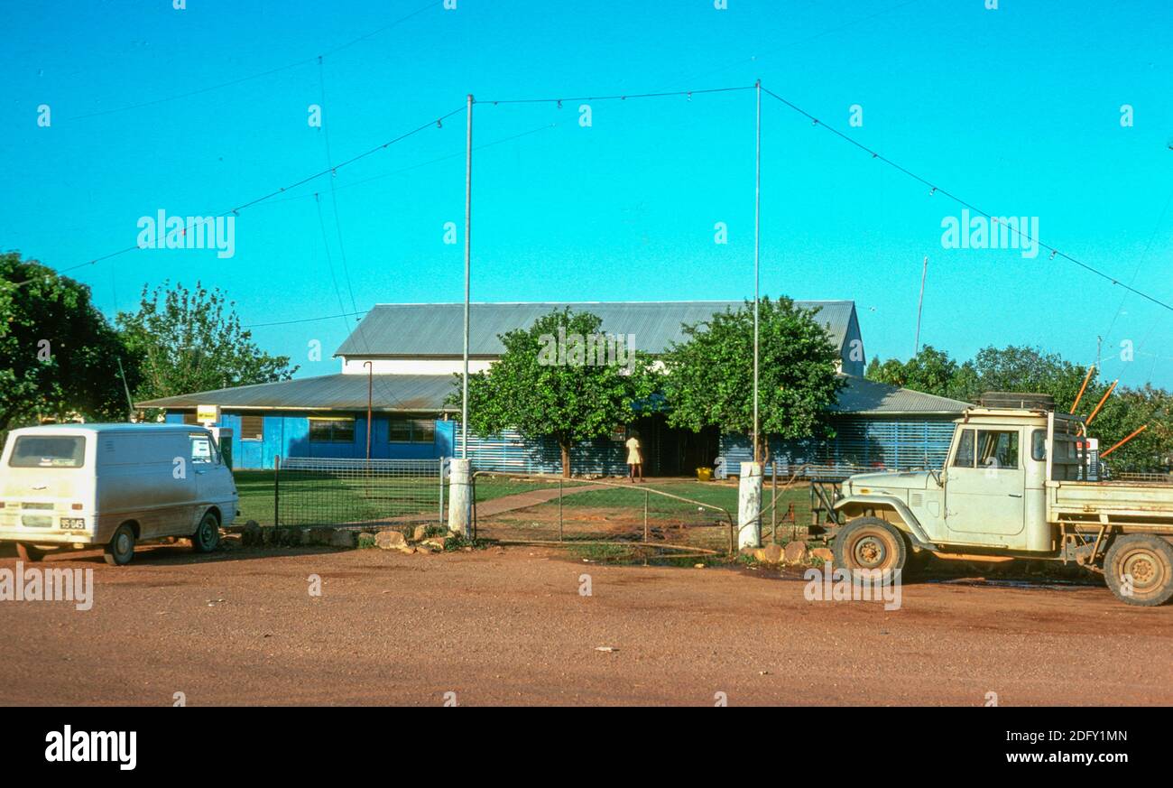 Borroloola Pub im abgelegenen Golfland des Northern Territory (1975). Damals diente der Zöllner auch als Postmeister und Ladenbesitzer für diese winzige und überwiegend aboriginäre Gemeinschaft. Gemeinschaftseinrichtungen haben sich seit dieser Zeit erheblich entwickelt. Stockfoto