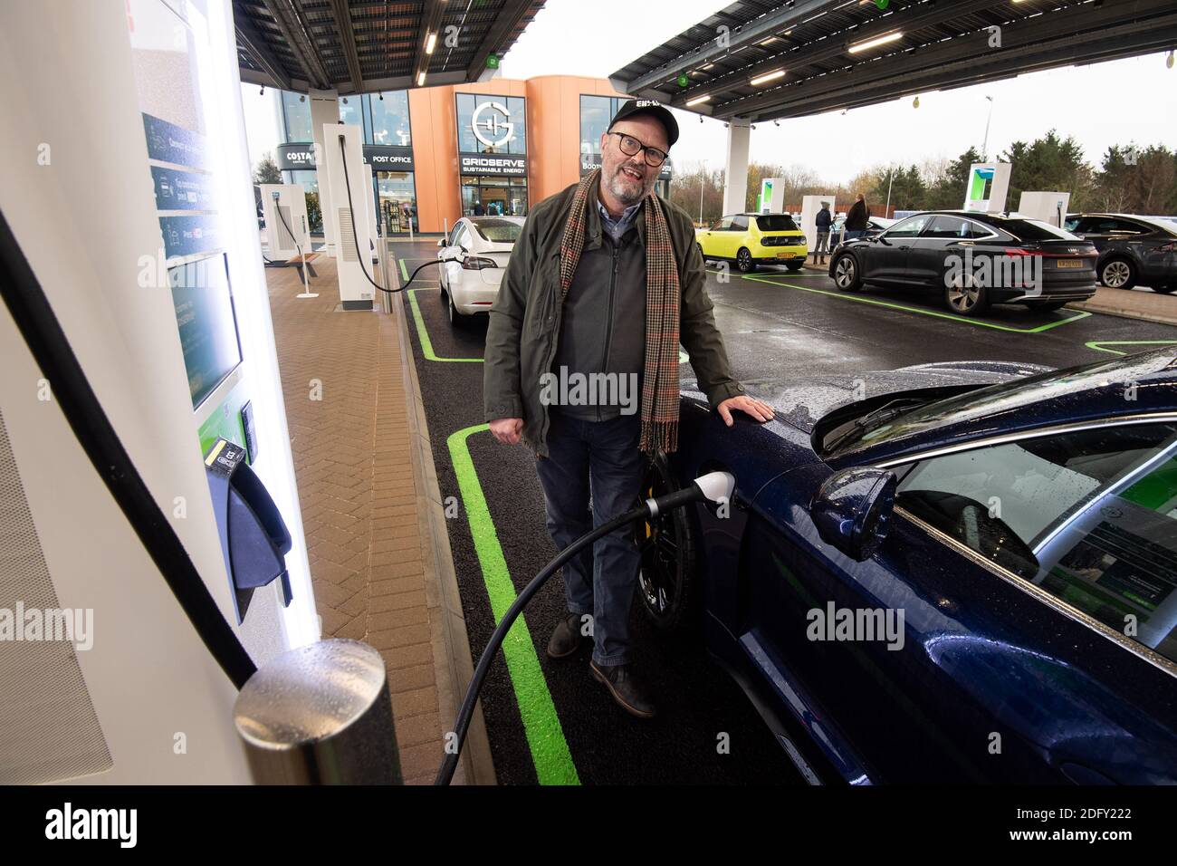NUR FÜR REDAKTIONELLE VERWENDUNG Moderator Robert Llewellyn beim Start des ersten elektrischen Vorplatzes Großbritanniens, Essex. Stockfoto