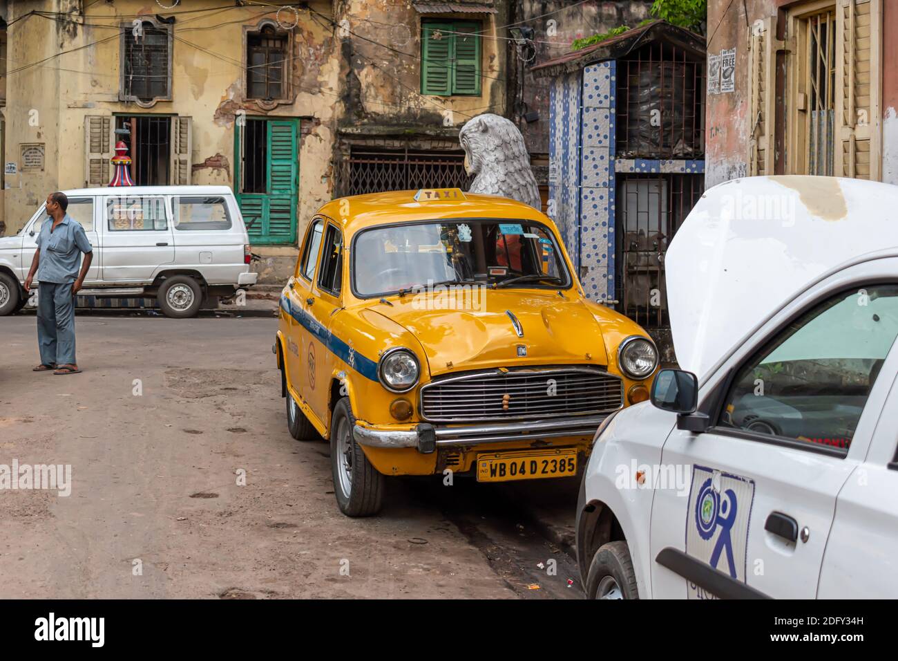 Bild eines gelben Taxi-Parkplatzes in den Straßen der Vintage Lane in Nord-Kalkutta, Indien am 2020. Oktober Stockfoto
