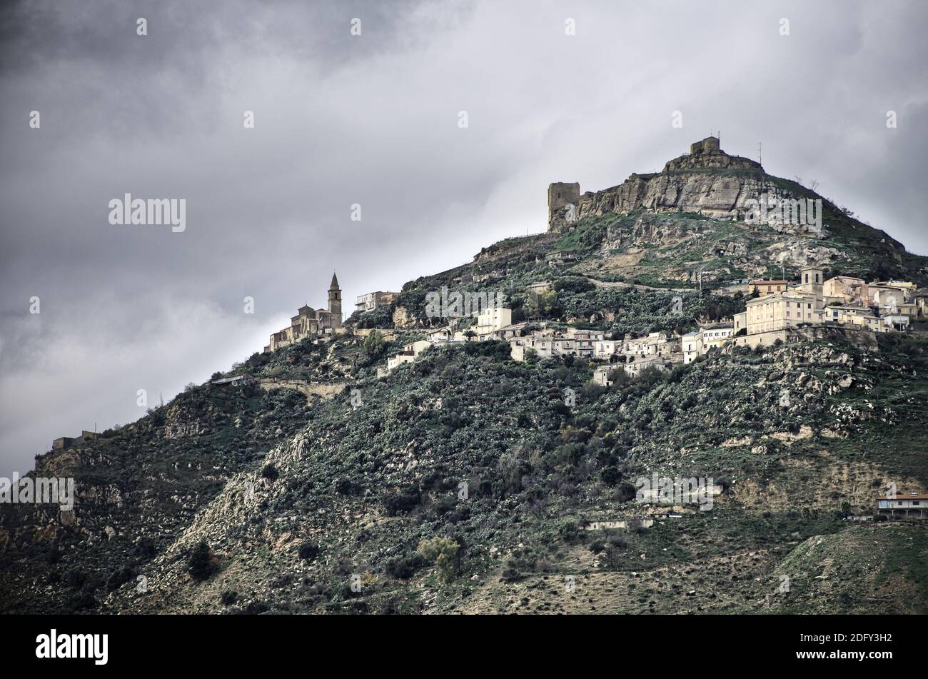 sizilianische Landschaft von Gipfel Berg Teja (Burg Agira Stadt) Für eine Reise in Sizilien zwischen Kultur und Natur Stockfoto