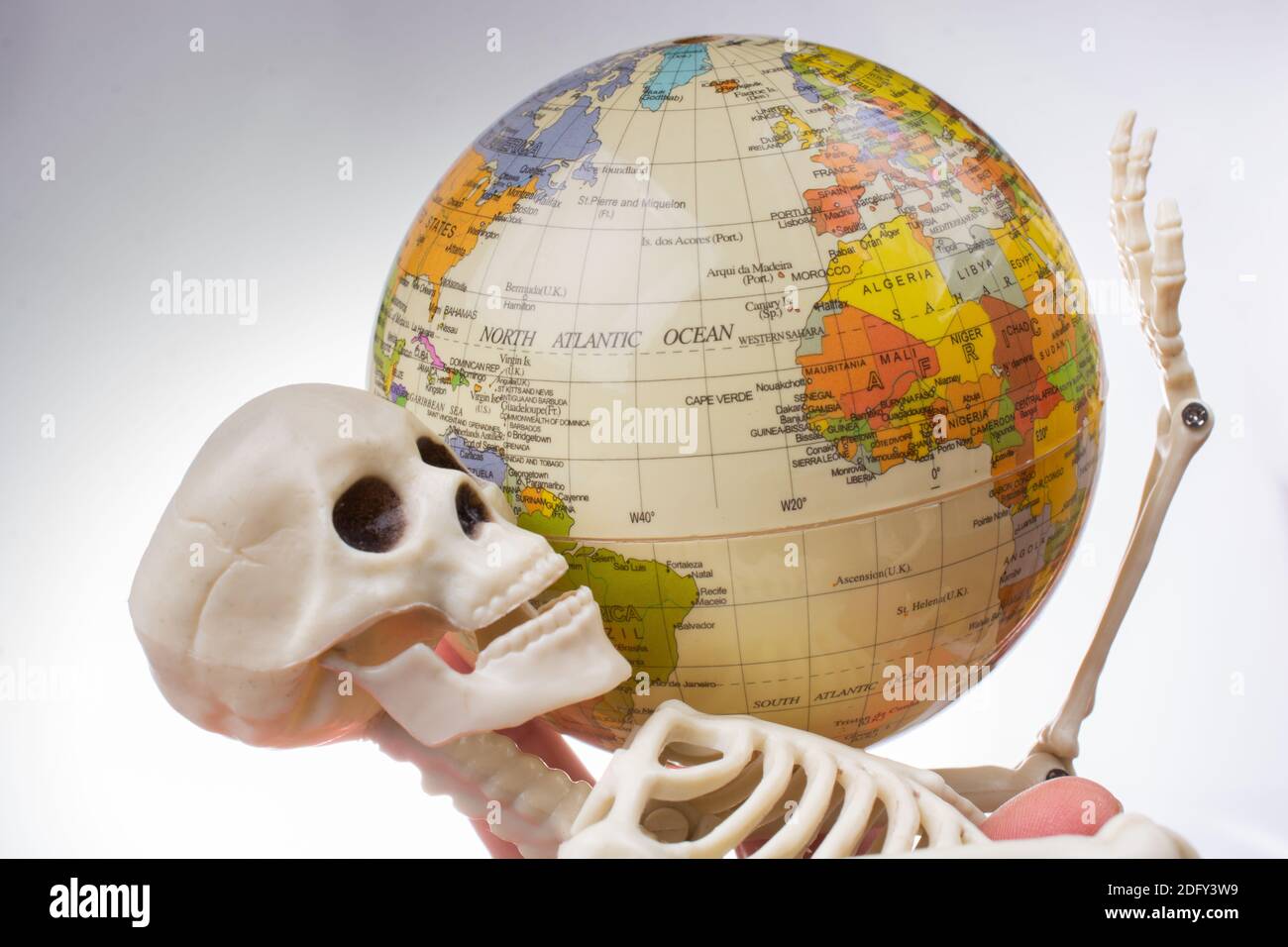 die Erde in eine Skeletthand Stockfoto