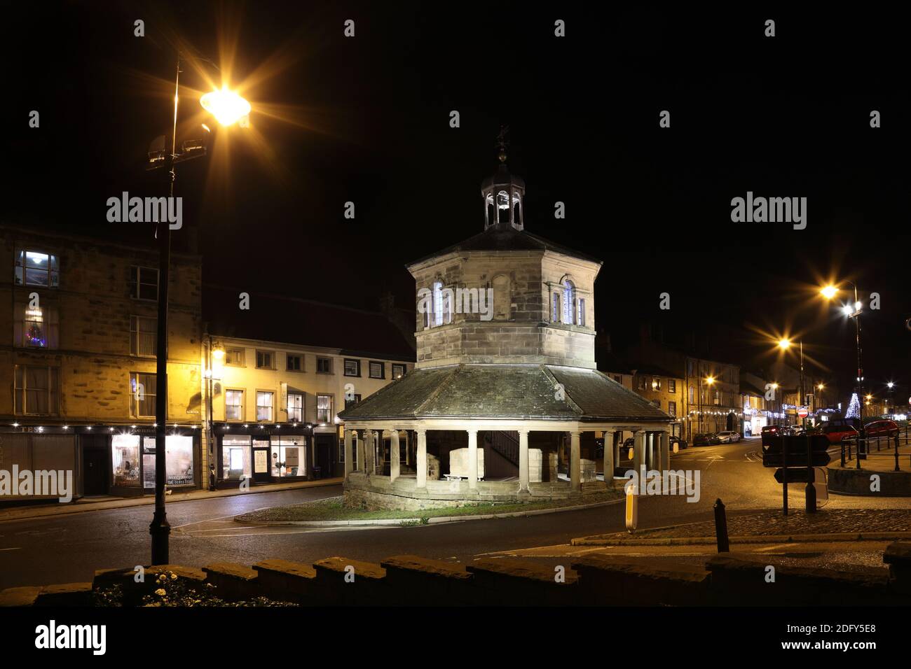 Der Butter Market (Market Cross) und die Hauptstraße von Horsemarket in Barnard Castle, County Durham, Großbritannien Stockfoto