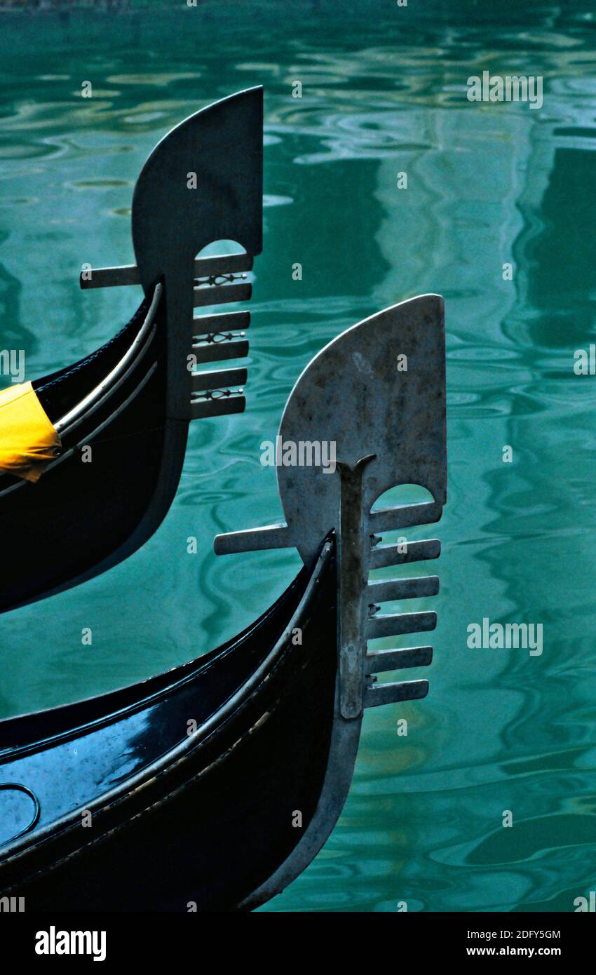 Nahaufnahme eines Venedig Gondolas mit Wasser Reflexionen Stockfoto