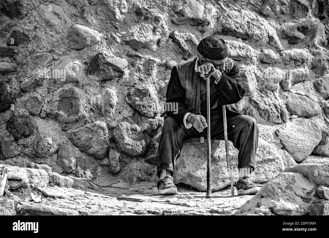 Porträt des alten Mannes in traditioneller Kleidung, Kandovan, Sahand Berge, Ost-Aserbaidschan, Iran Stockfoto