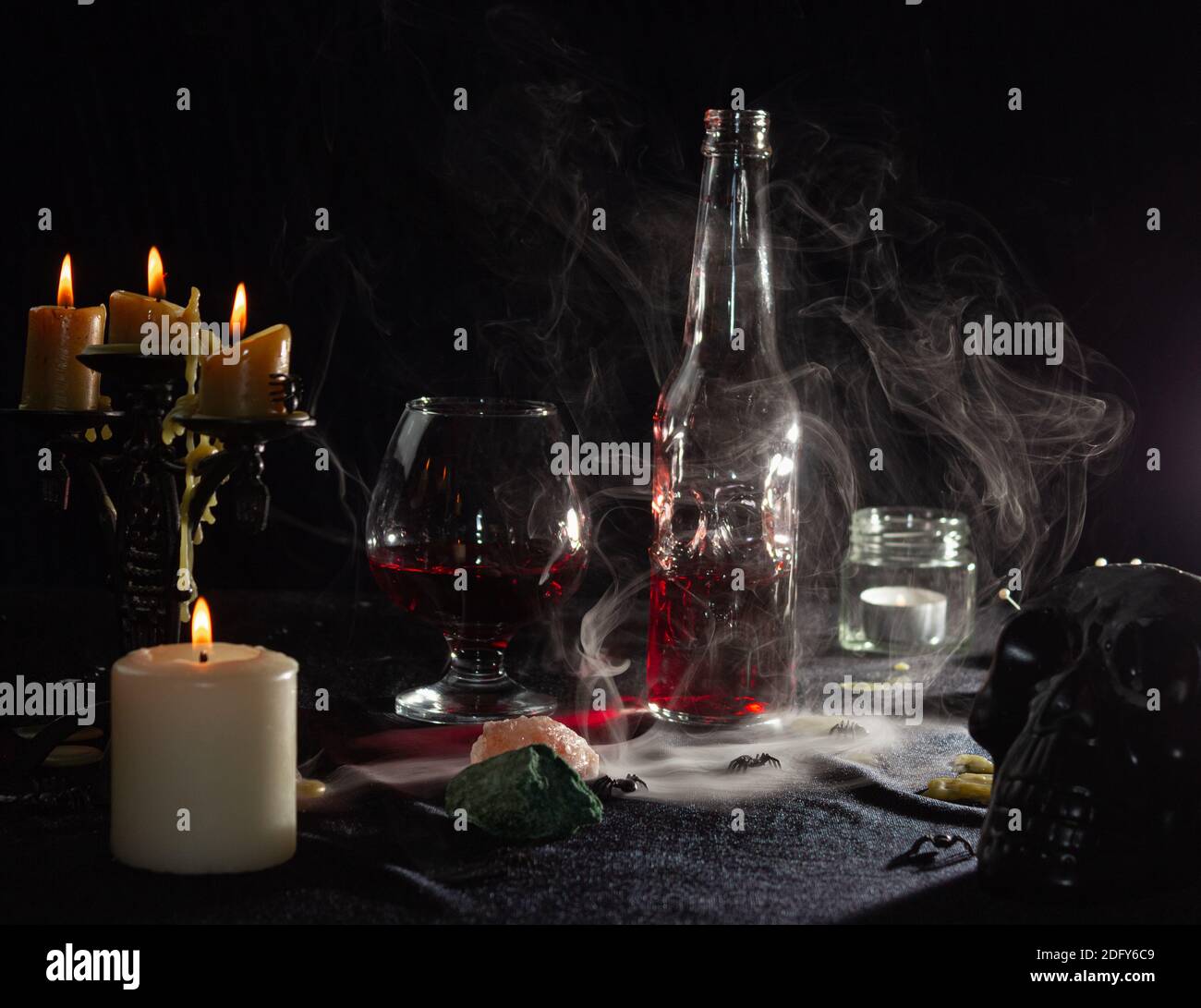 Eine Flasche rote Flüssigkeit wie Blut und ein Glas. Zaubertrank. Das  Konzept der Zauberer, Hexerei und Magie. Halloween Stockfotografie - Alamy