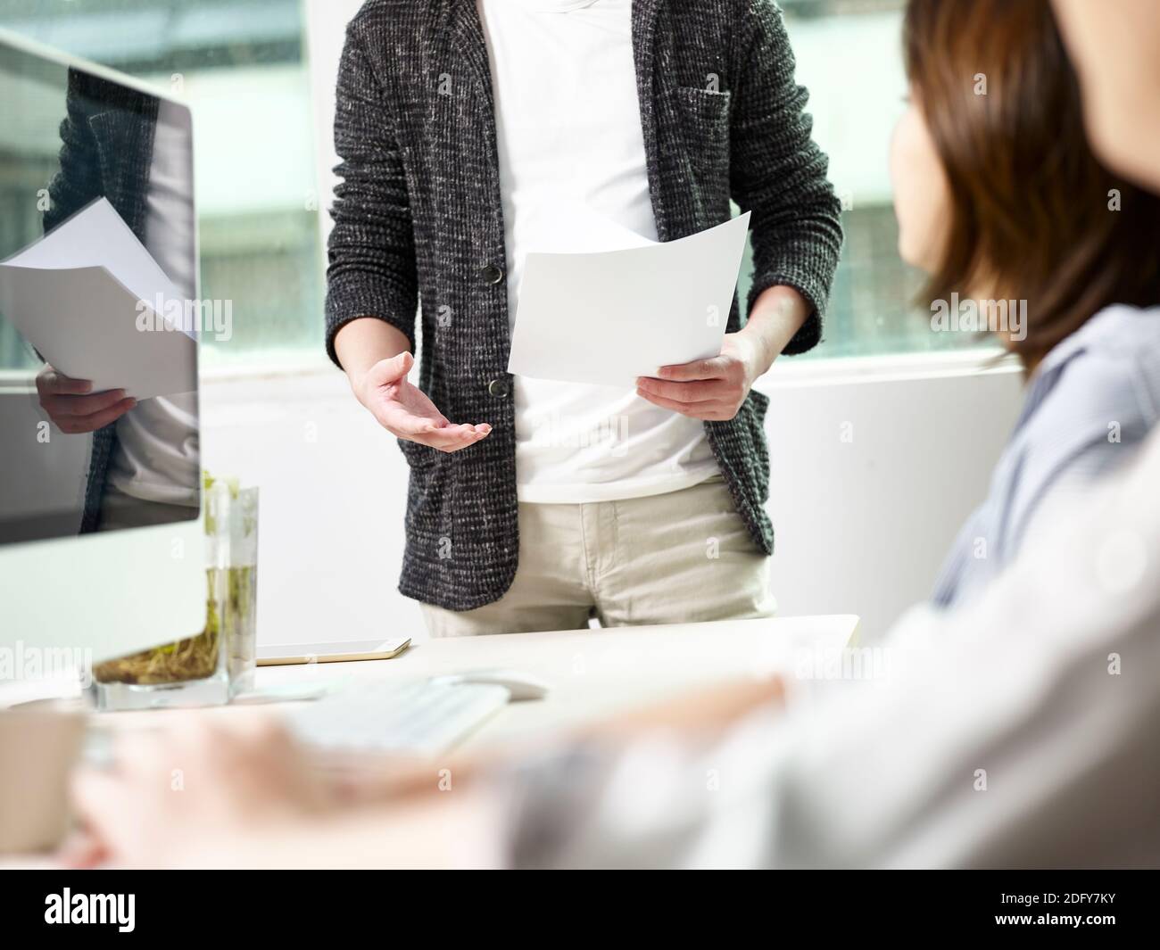 Team von drei asiatischen Geschäftsleute arbeiten im Büro mit Eine Diskussion Stockfoto