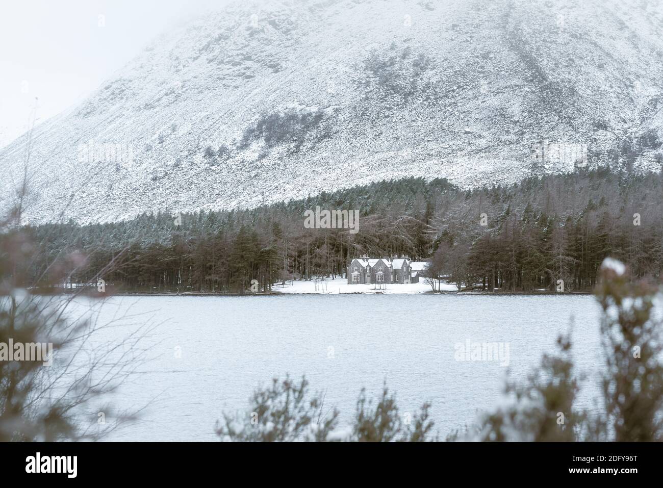 Winterliche Glas Allt Shiel Lodge am Ufer des Loch Muick in Schottland Stockfoto