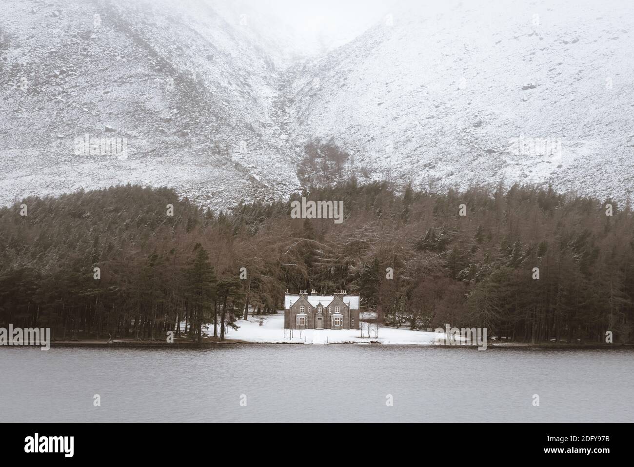 Winterliche Glas Allt Shiel Lodge am Ufer des Loch Muick in Schottland Stockfoto