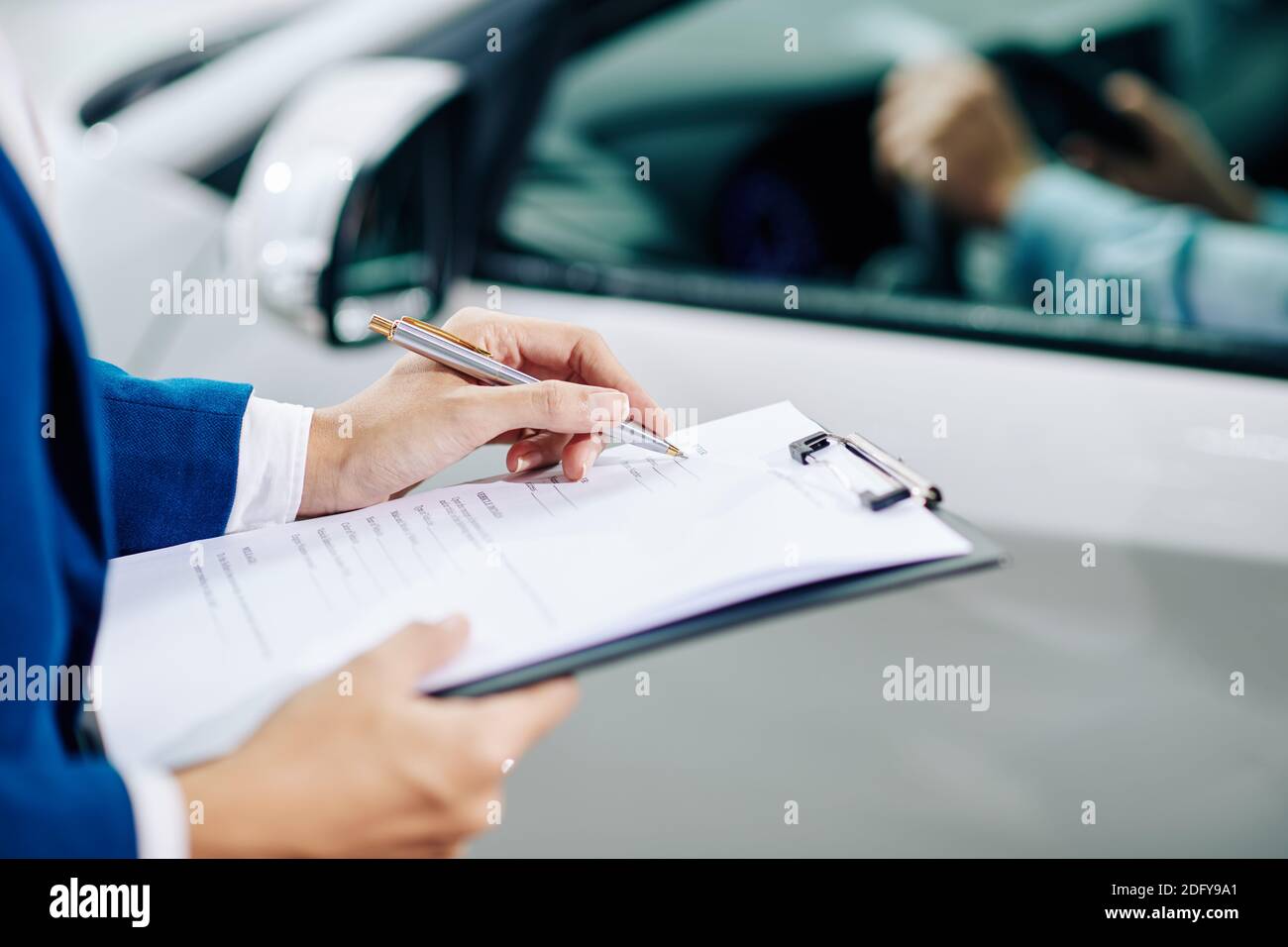 Manager füllt Kundeninformationen aus Stockfoto