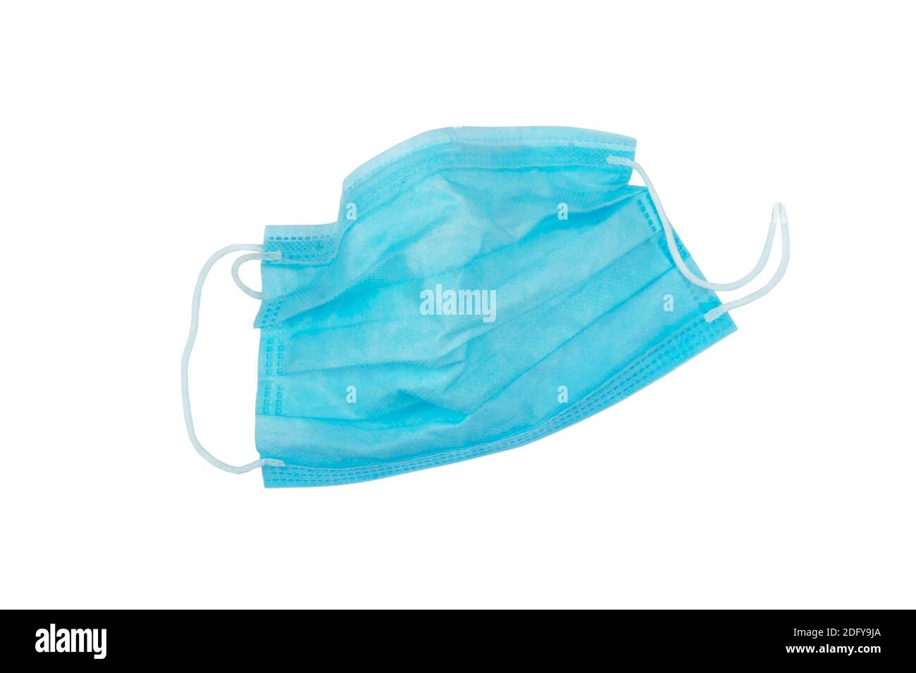 Gebrauchte blaue medizinische Vliesstoff Gesichtsmaske mit elastischen Ohrbügel auf weiß isoliert. Plastikverschmutzungsproblem. Covid-19 Umweltproblem. Stockfoto