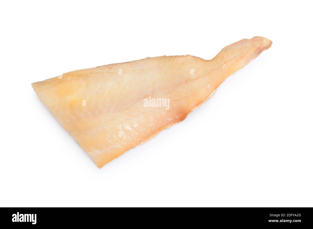 Studioaufnahme eines ausgeschnittenen Filets aus geräuchertem Schellfisch Vor weißem Hintergrund - John Gollop Stockfoto