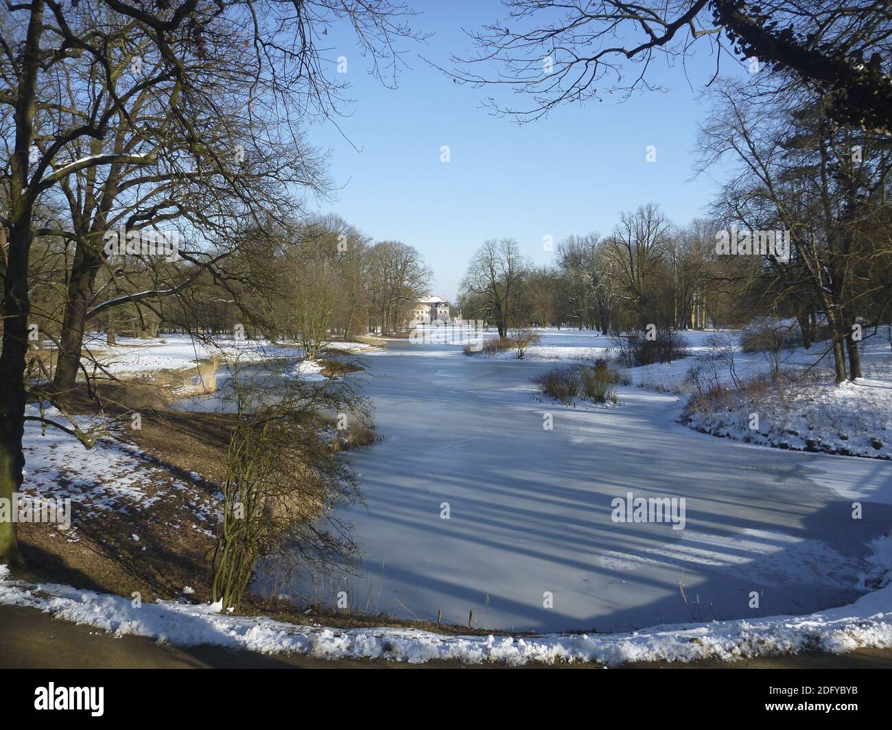 Visuelle Achse zum Schloss Branitz über dem gefrorenen Teich