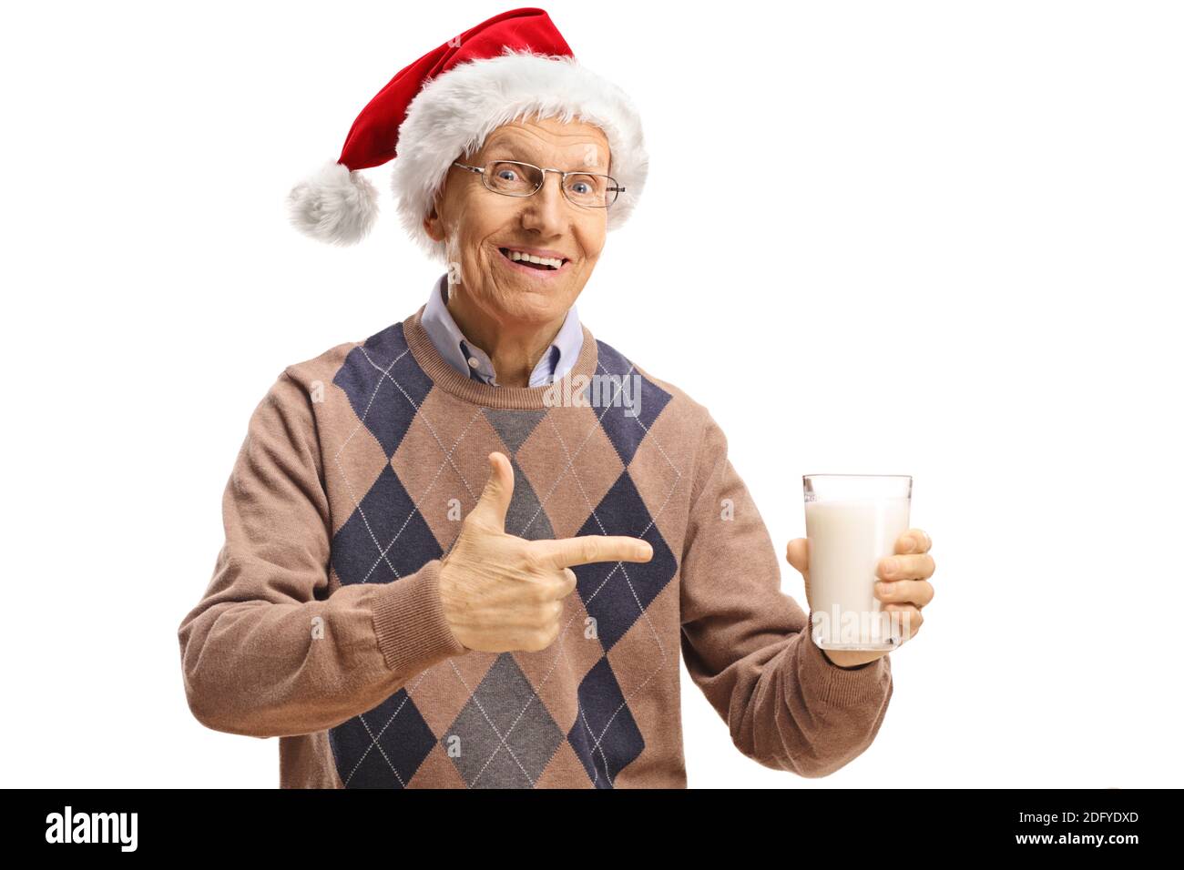 Älterer Mann hält ein Glas Milch und trägt ein weihnachtsmann Hut isoliert auf weißem Hintergrund Stockfoto