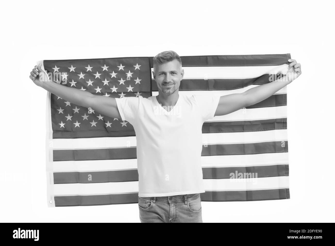 Jahrestag der Unabhängigkeit der Nationen. Glücklicher Mann feiern Unabhängigkeitstag. Glücklich Kerl halten amerikanische Flagge isoliert auf weiß. Unabhängigkeitstag. Juli. Unabhängigkeit ist Glück. Stockfoto