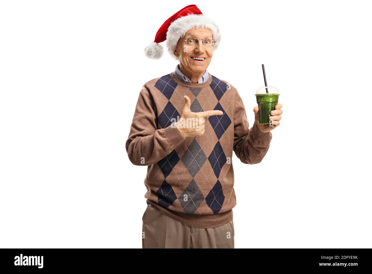 Fröhlicher älterer Mann mit einem weihnachtsmütze und einem gesunden Grünes Smoothie Getränk isoliert auf weißem Hintergrund Stockfoto