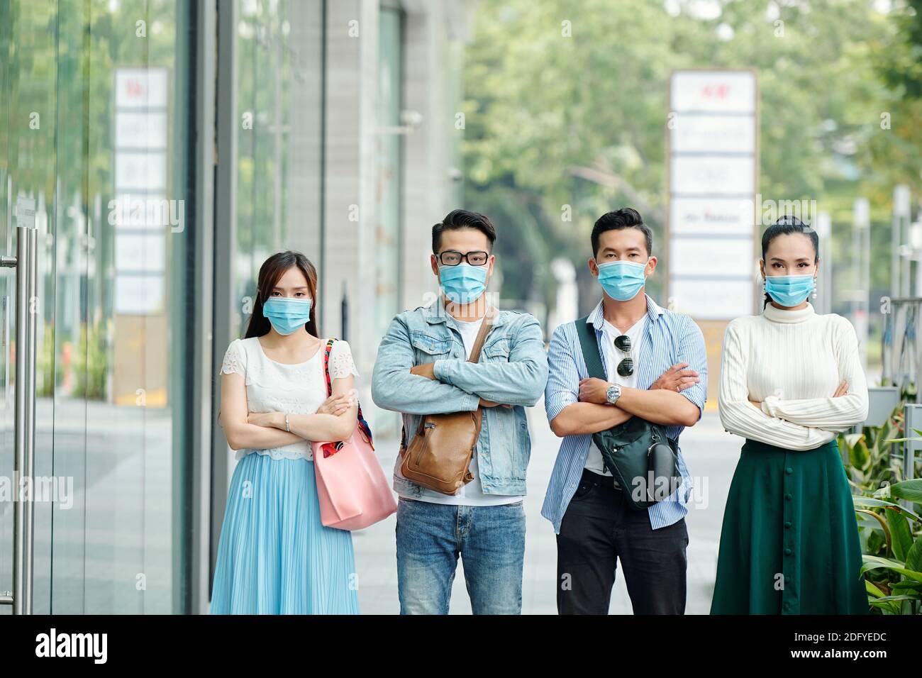 Unglückliche Menschen in medizinischen Masken Stockfoto