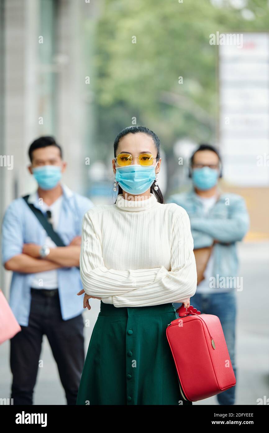 Ernst junge asiatische Frau in Maske Stockfoto