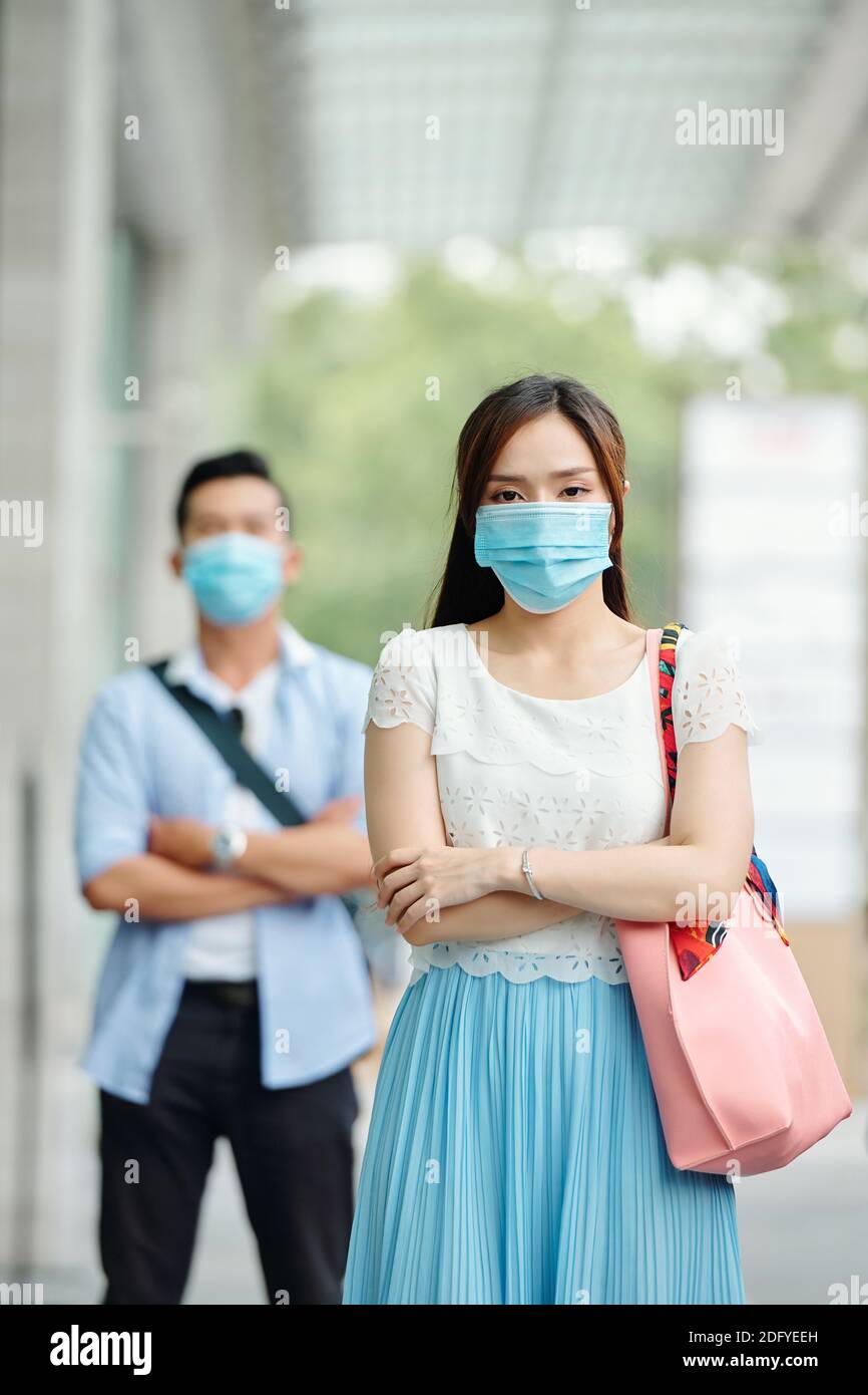 Vietnamesische Frau mit medizinischer Maske im Gesicht Stockfoto