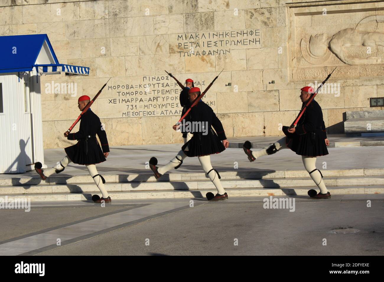 Feierliche Übergabe der Präsidentengarde vor dem Grab des unbekannten Soldaten im griechischen Parlament - Athen, Griechenland, 5. November 2020. Stockfoto