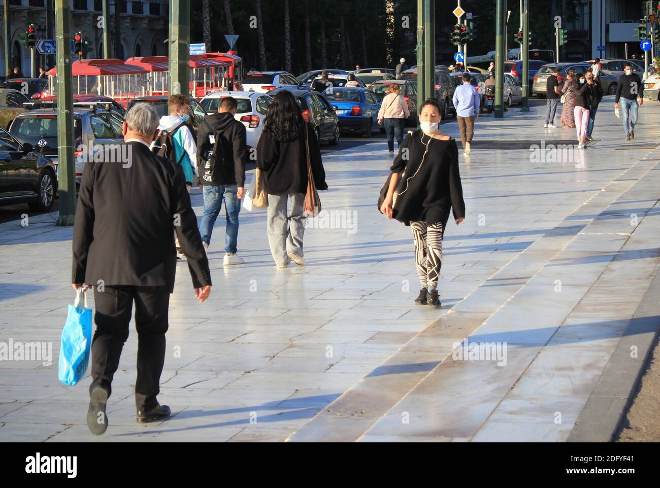 Menschen gehen im Zentrum von Athen nach der Ankündigung für eine zweite Sperre in Griechenland vom 7. Bis 30. November 2020, aufgrund Covid-19 outbr Stockfoto