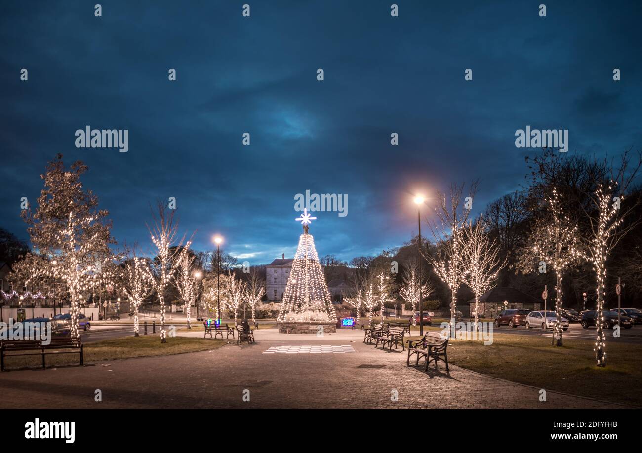 Crosshaven, Cork, Irland. Dezember 2020. Ein festlicher Blick auf einige der Illuminationen auf 20 Bäumen, die vom lokalen Entwicklungskomitee im malerischen Dorf Crosshaven, Co. Cork, Irland, organisiert werden. - Credit; David Creedon / Alamy Live News Stockfoto