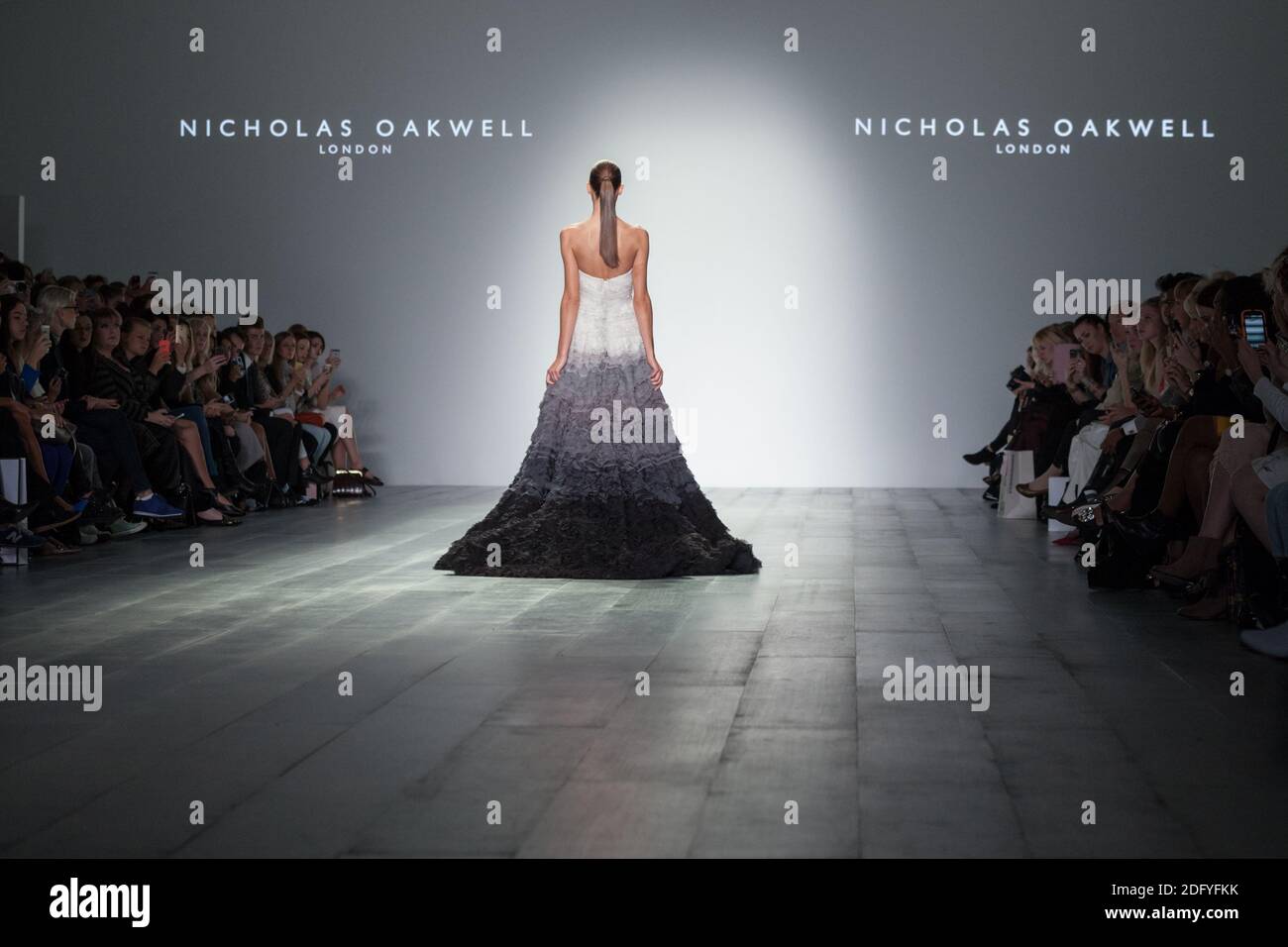 Modell in monochromen Entfettung Rüschen Abendkleid, Nicholas Oakwell Show, London Fashion Weekend , 2014 Stockfoto
