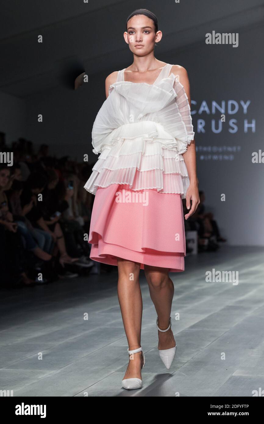 Modell im Lagenlook, The Outnet Show, 'Candy Crush' Kollektion, London Fashion Weekend, 2014 Stockfoto