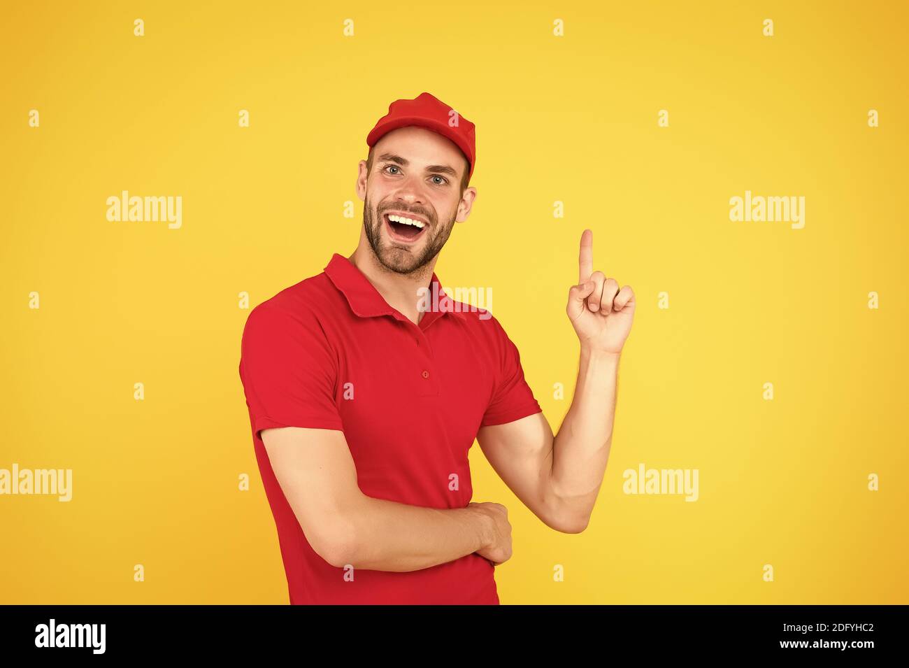 Gute Idee. Inspiration. Personal gesucht. Kasse im Supermarkt. Mann Lieferservice trägt rote Kappe. Shop-Assistent. Liefermann für Lebensmittelaufträge. Kassenbesetzung. Arbeiter kaufen. Gutaussehender glücklicher Kerl Kassierer. Stockfoto