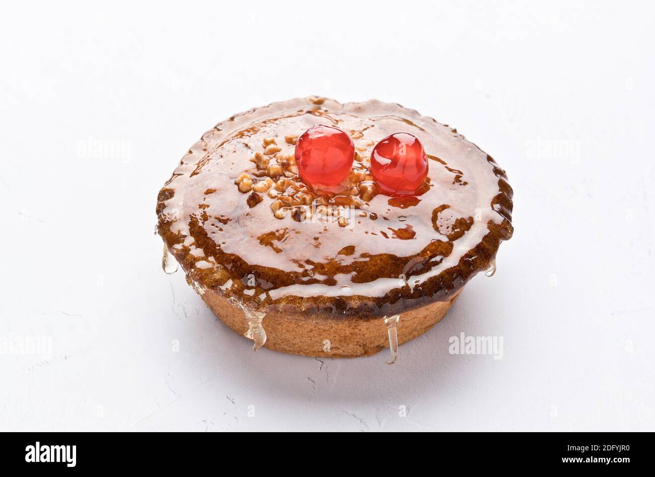 Ein Mandelkuchen ist eine traditionell runde Dessert aus einer oder mehreren Schichten von süßen Teig im Ofen gebacken, mit verschiedenen Zutaten su dekoriert Stockfoto