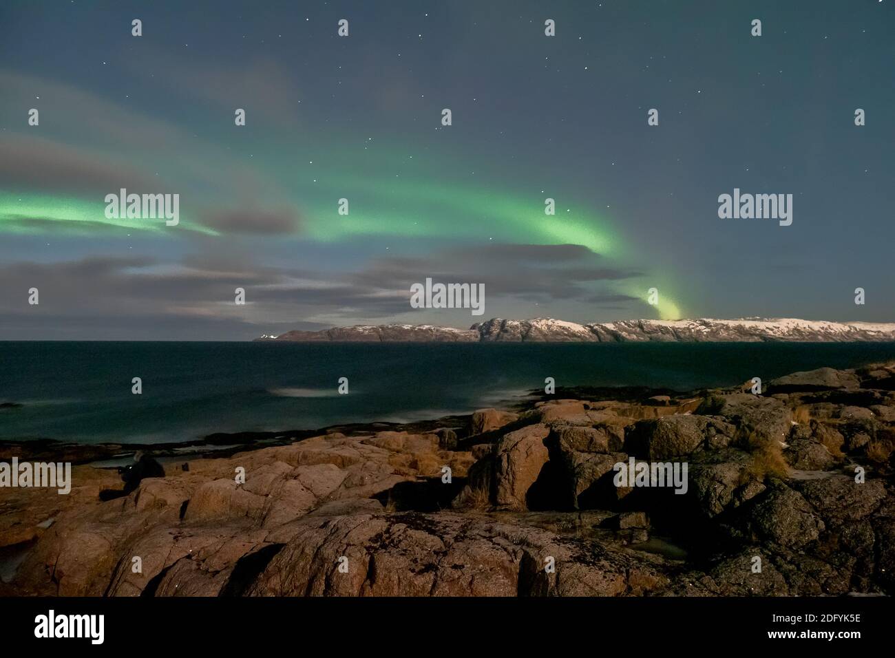 Winter Teriberka. Abendliche Polarlandschaft mit der Aurora Borealis. Stockfoto