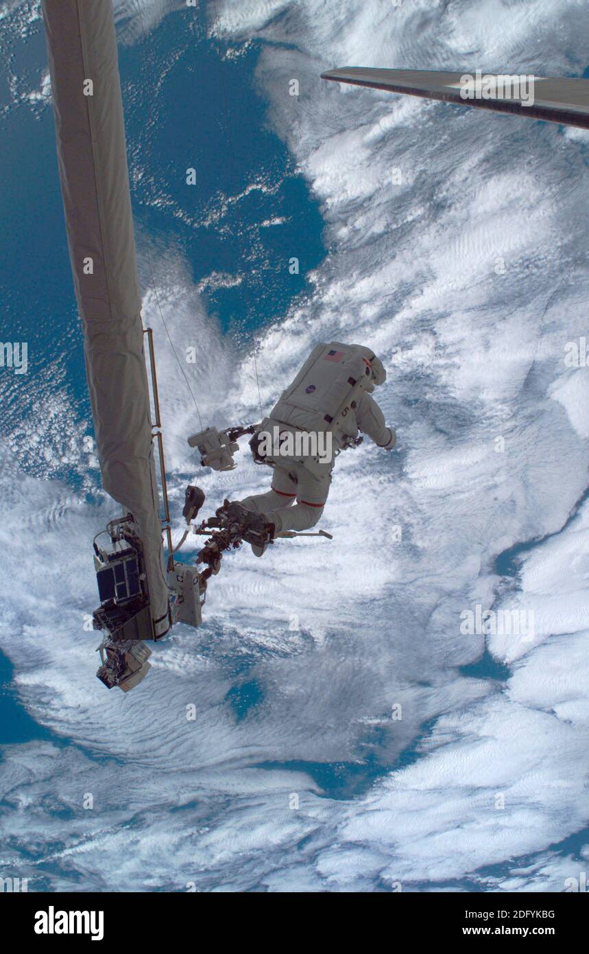 ISS - 08. Juli 2006 - Anchored to the Space Shuttle Discovery's Remote Manipulator System/Orbiter Boom Sensor System (RMS/OBSS) Foot Restraint, astrona Stockfoto